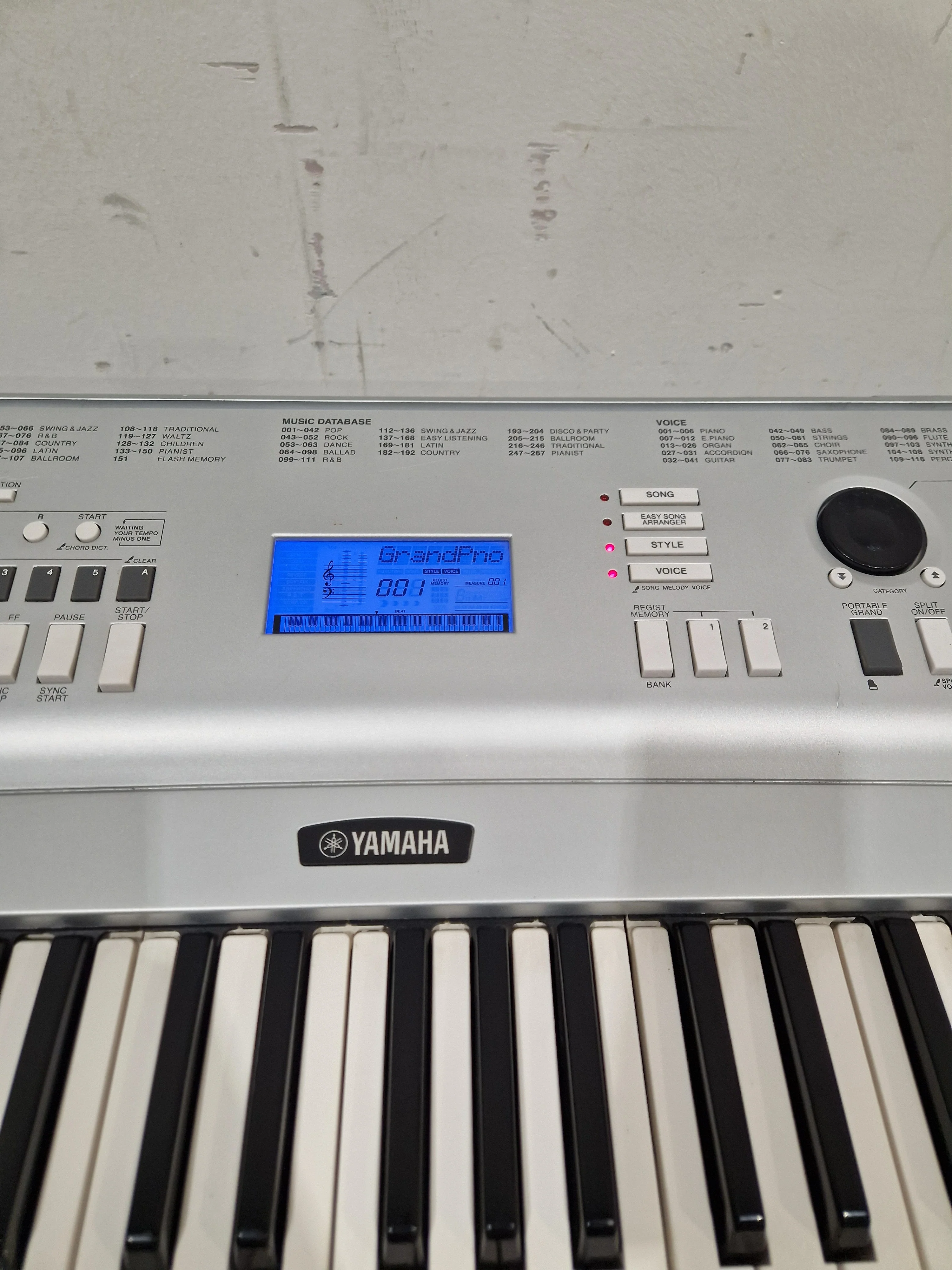 Yamaha DGX-220 Silver Keyboard - 76-Key Portable - Good w/ Power Supply - Image 8
