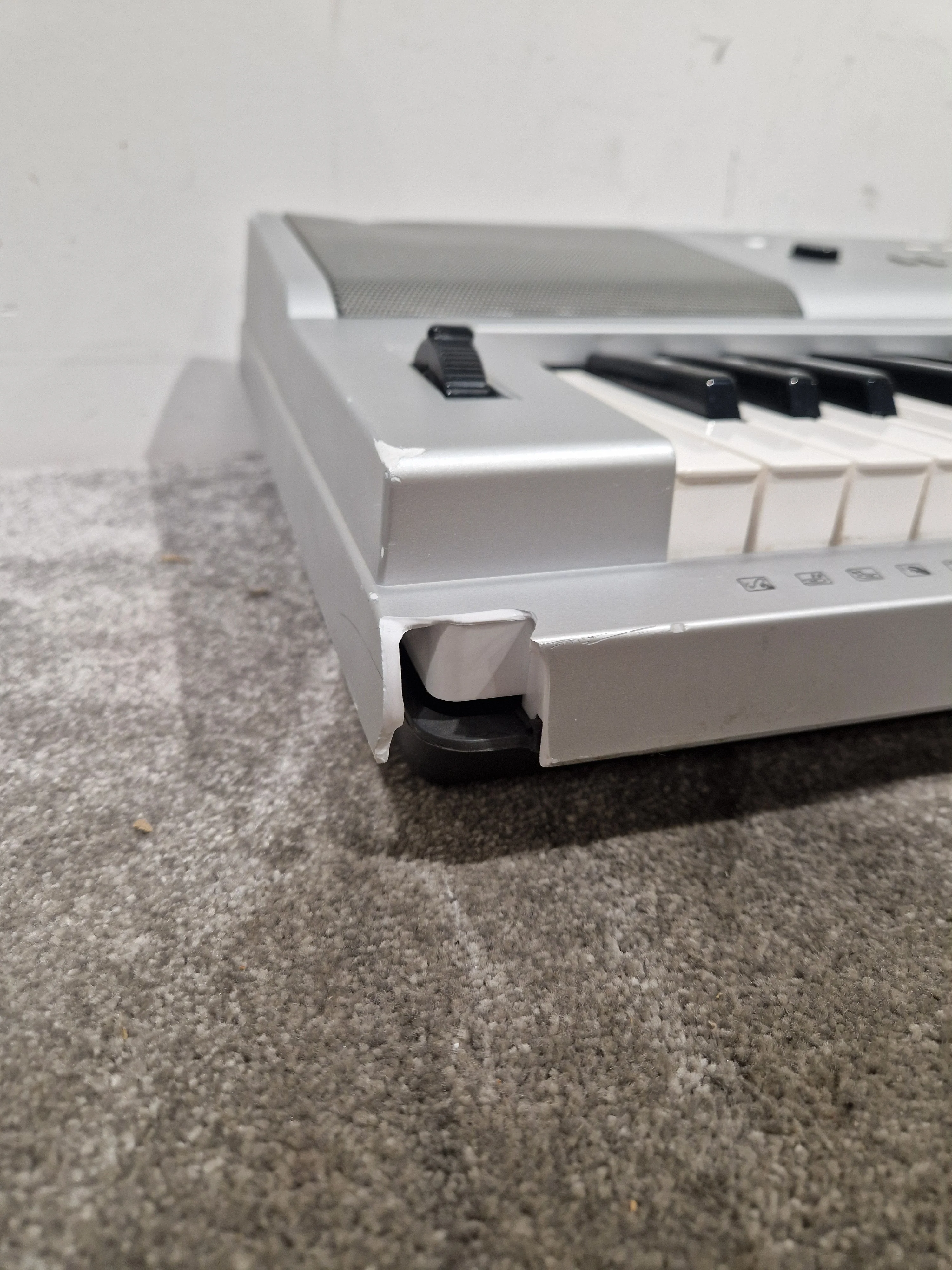 Yamaha DGX-220 Silver Keyboard - 76-Key Portable - Good w/ Power Supply - Image 9