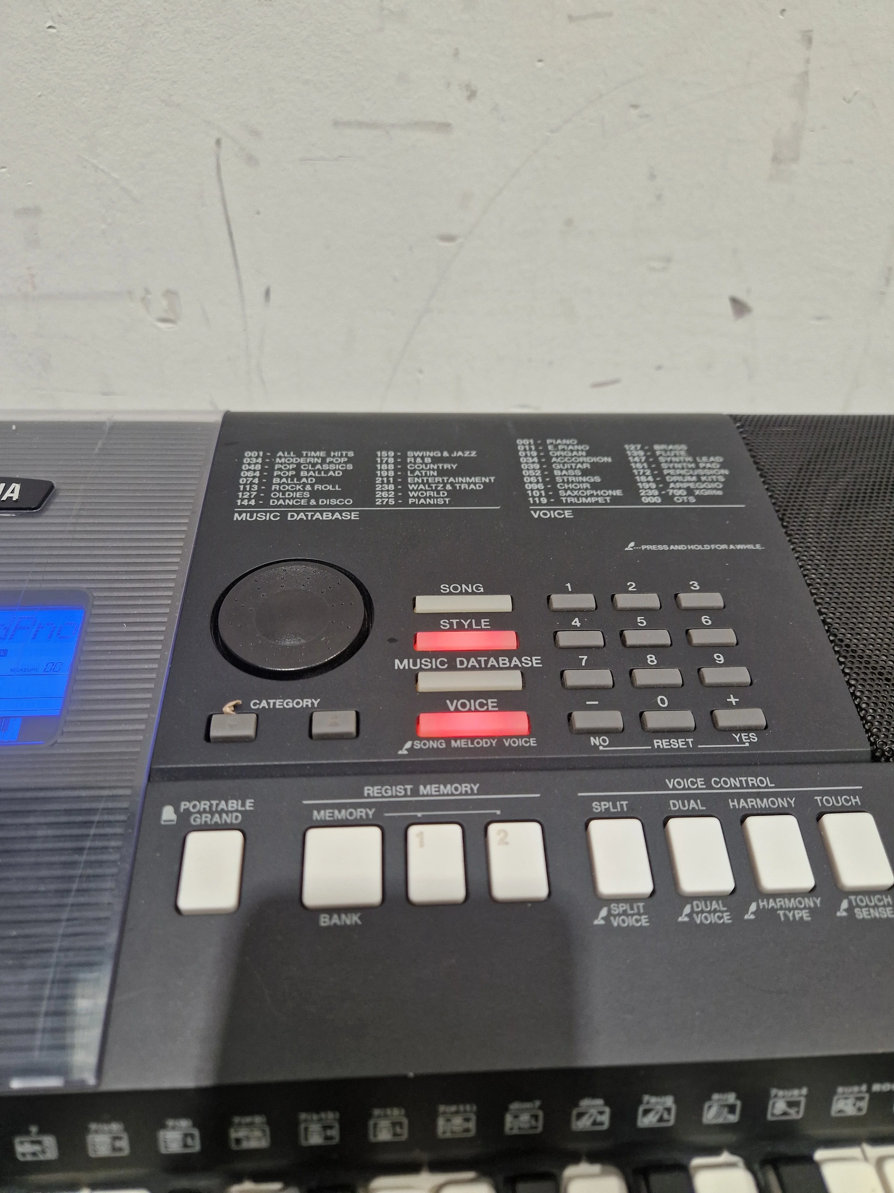 Yamaha PSR-E423 - Digital Keyboard - Black - Good - Image 11