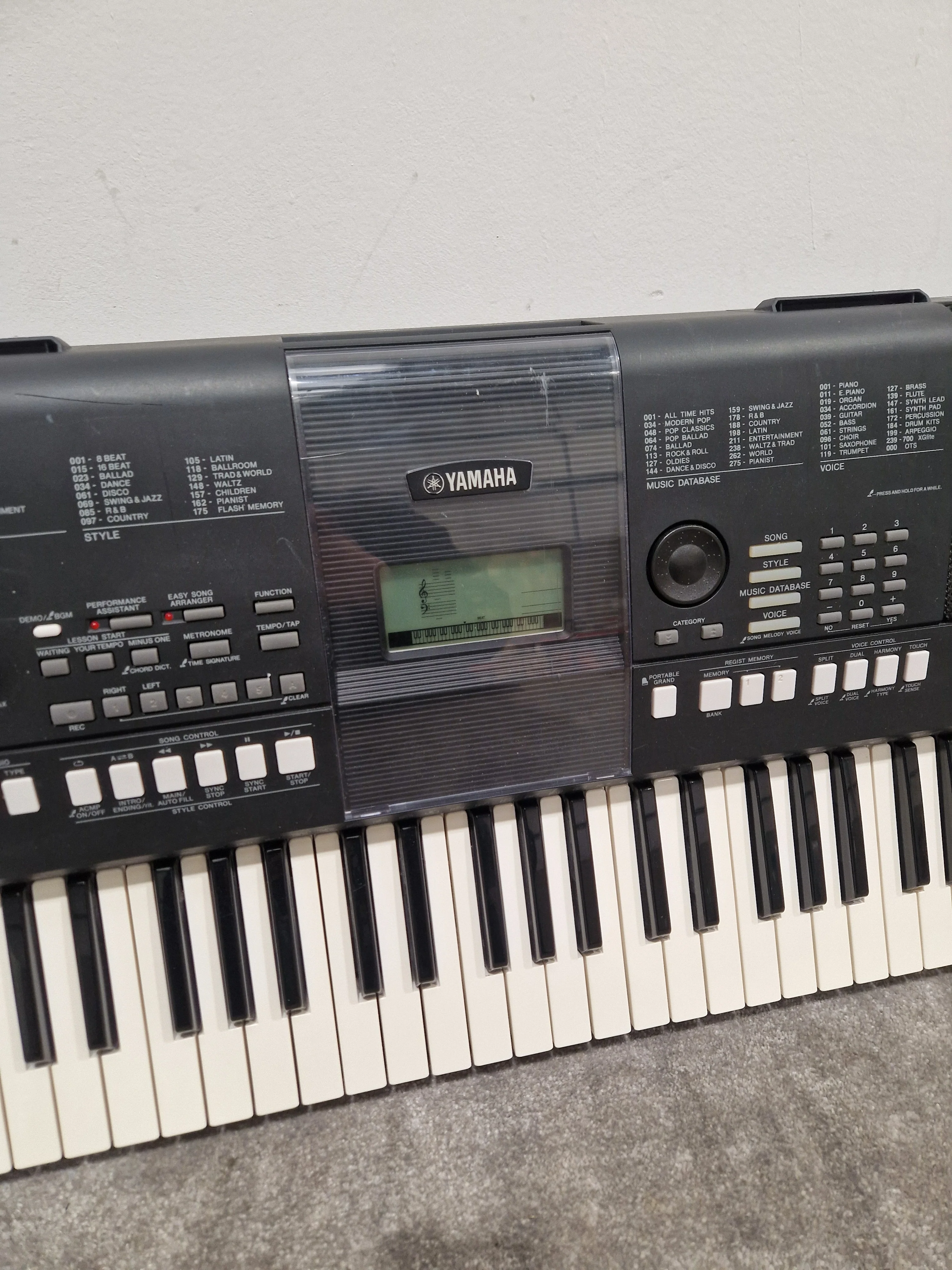 Yamaha PSR-E423 - Digital Keyboard - Black - Good - Image 13