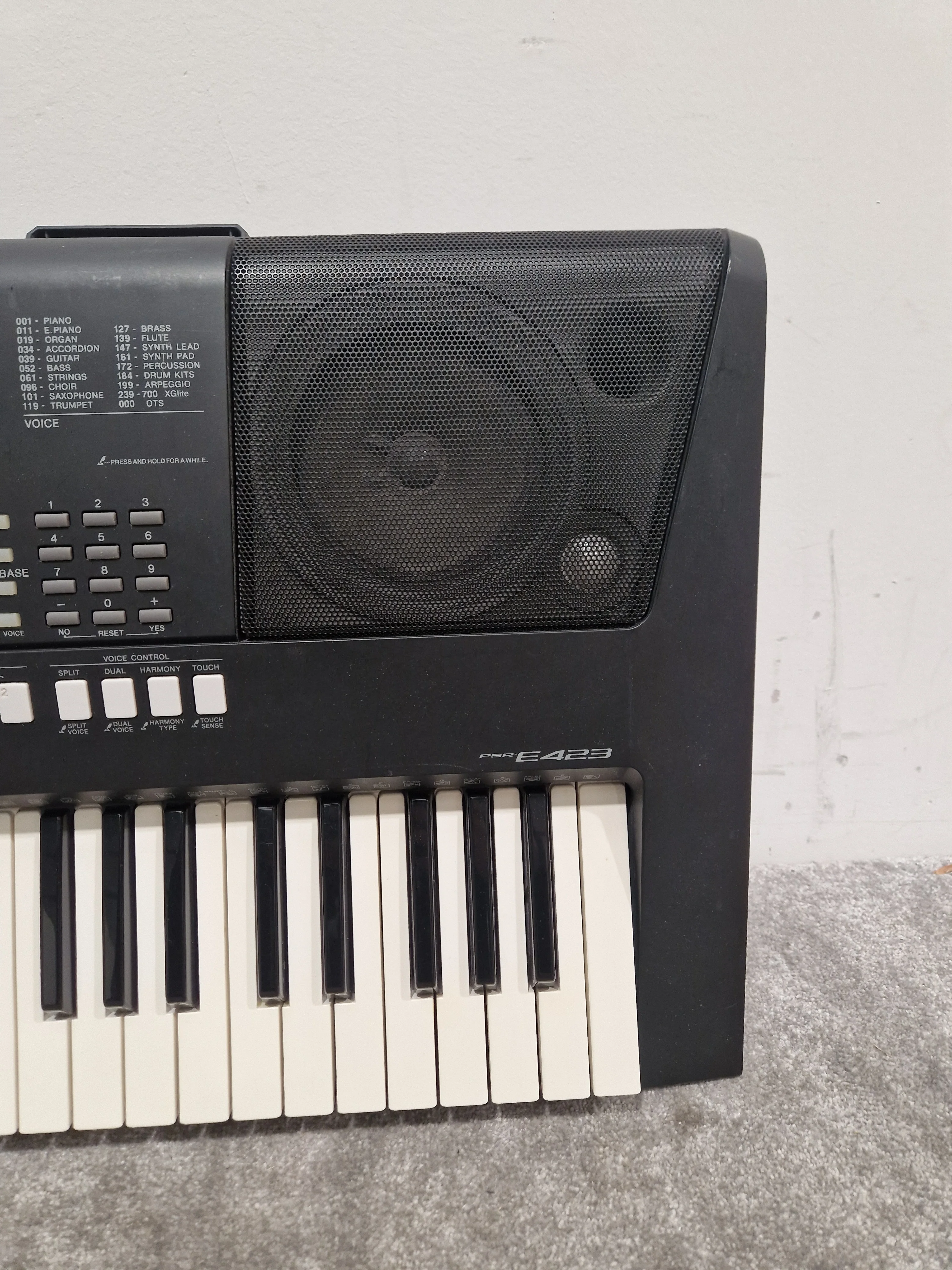 Yamaha PSR-E423 - Digital Keyboard - Black - Good - Image 4