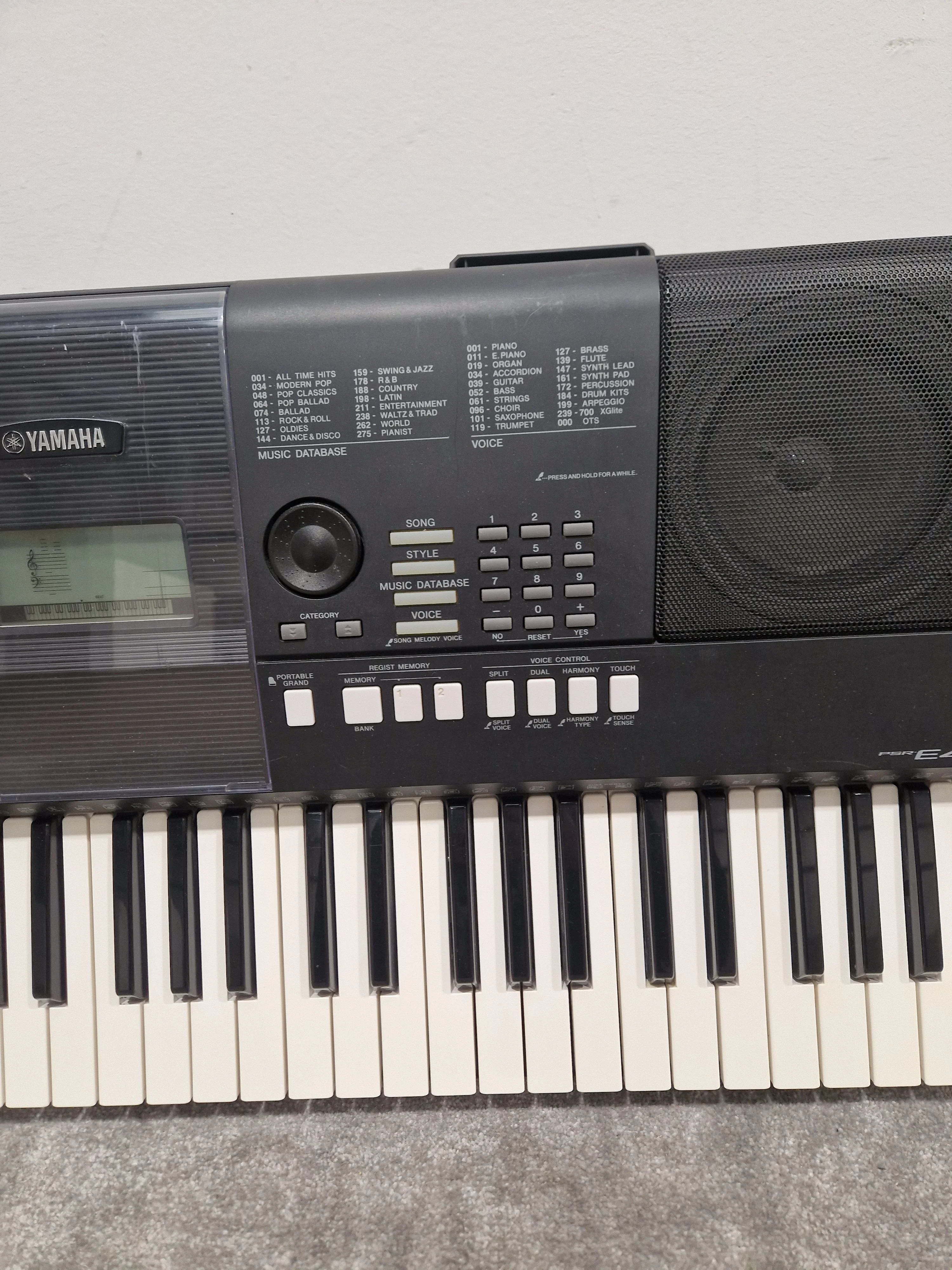 Yamaha PSR-E423 - Digital Keyboard - Black - Good - Image 5