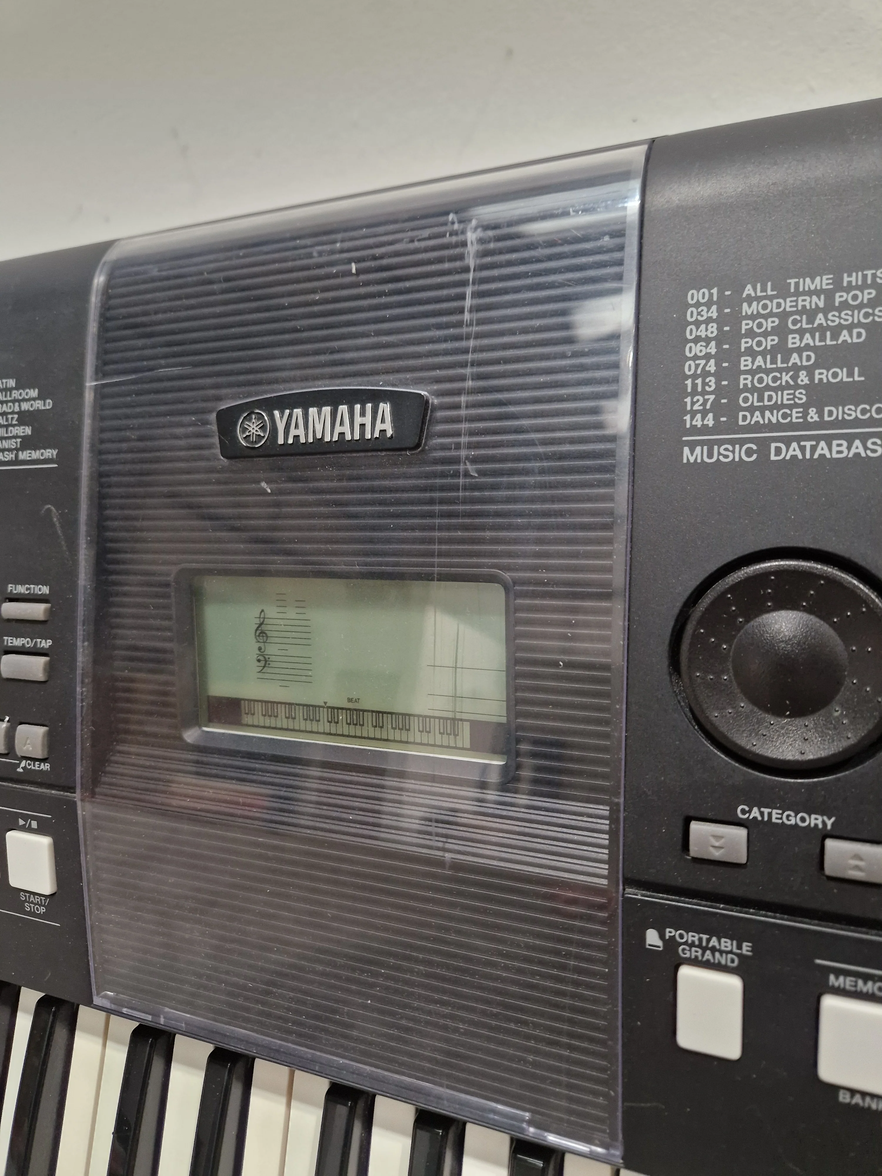 Yamaha PSR-E423 - Digital Keyboard - Black - Good - Image 6