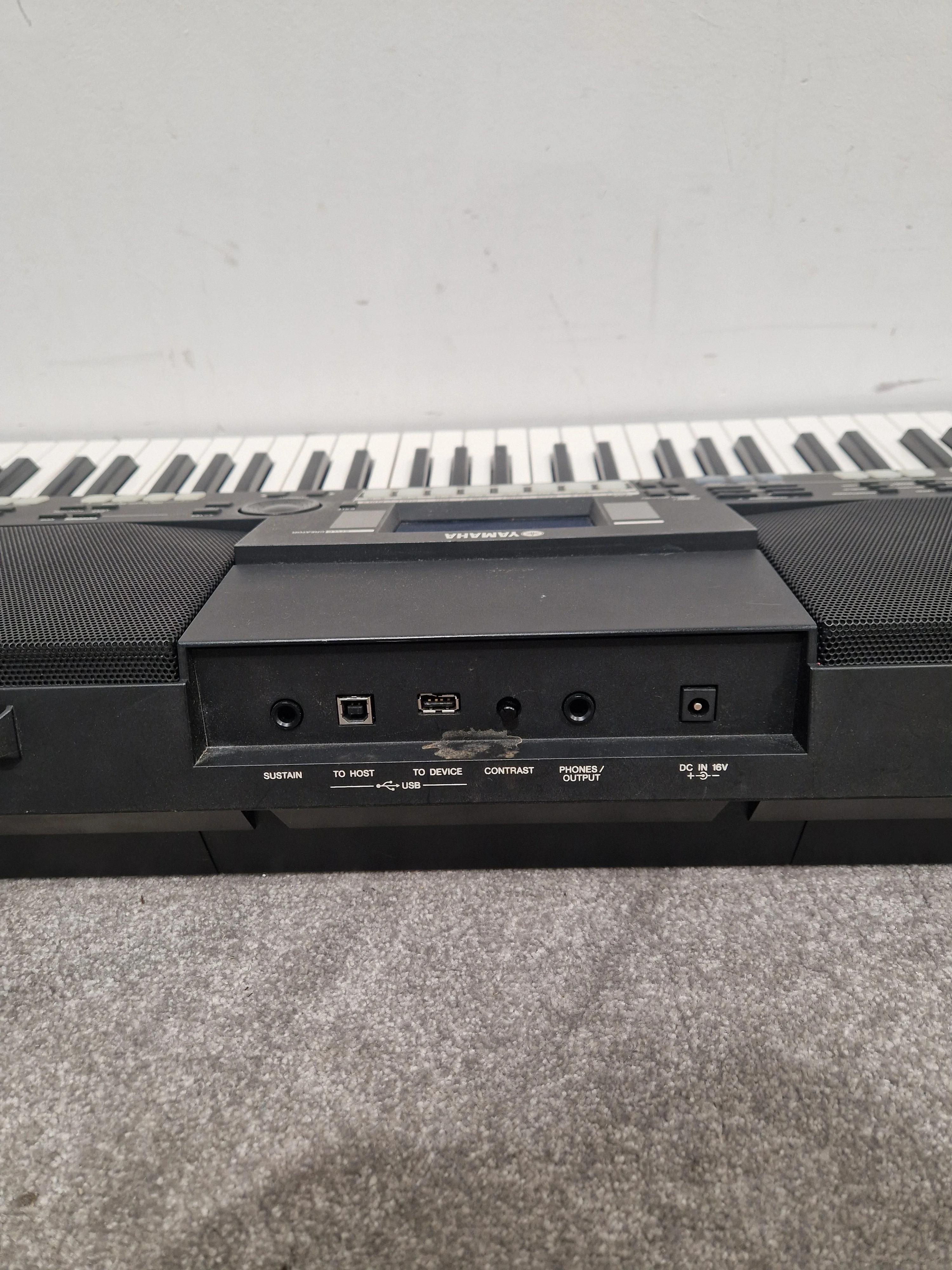 Yamaha PSR-S550 61-KEY Keyboard - Dynamic Arranger - Spares or Repair - Image 4