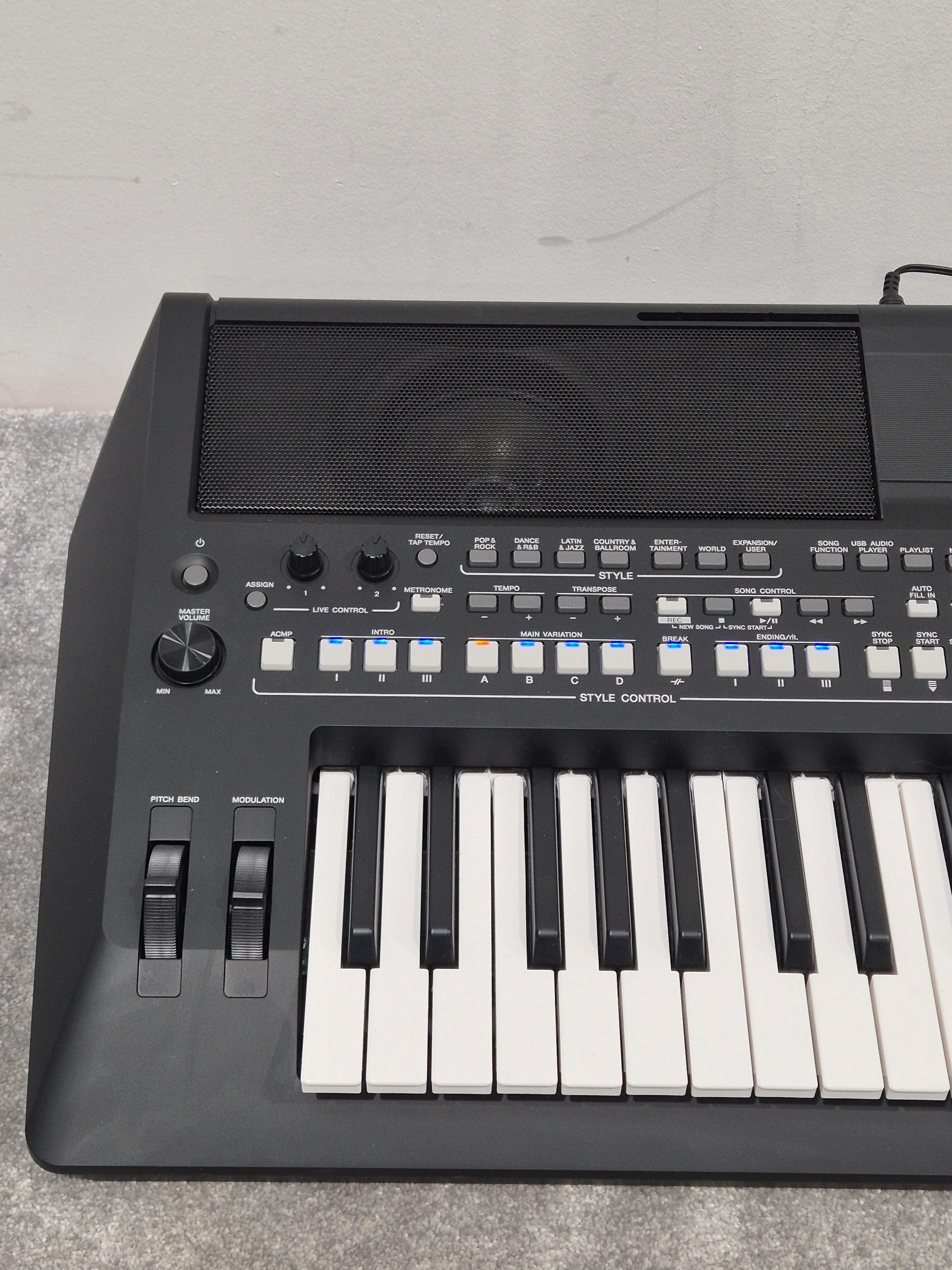 Yamaha PSR-SX600 - Portable Arranger Keyboard - Image 2