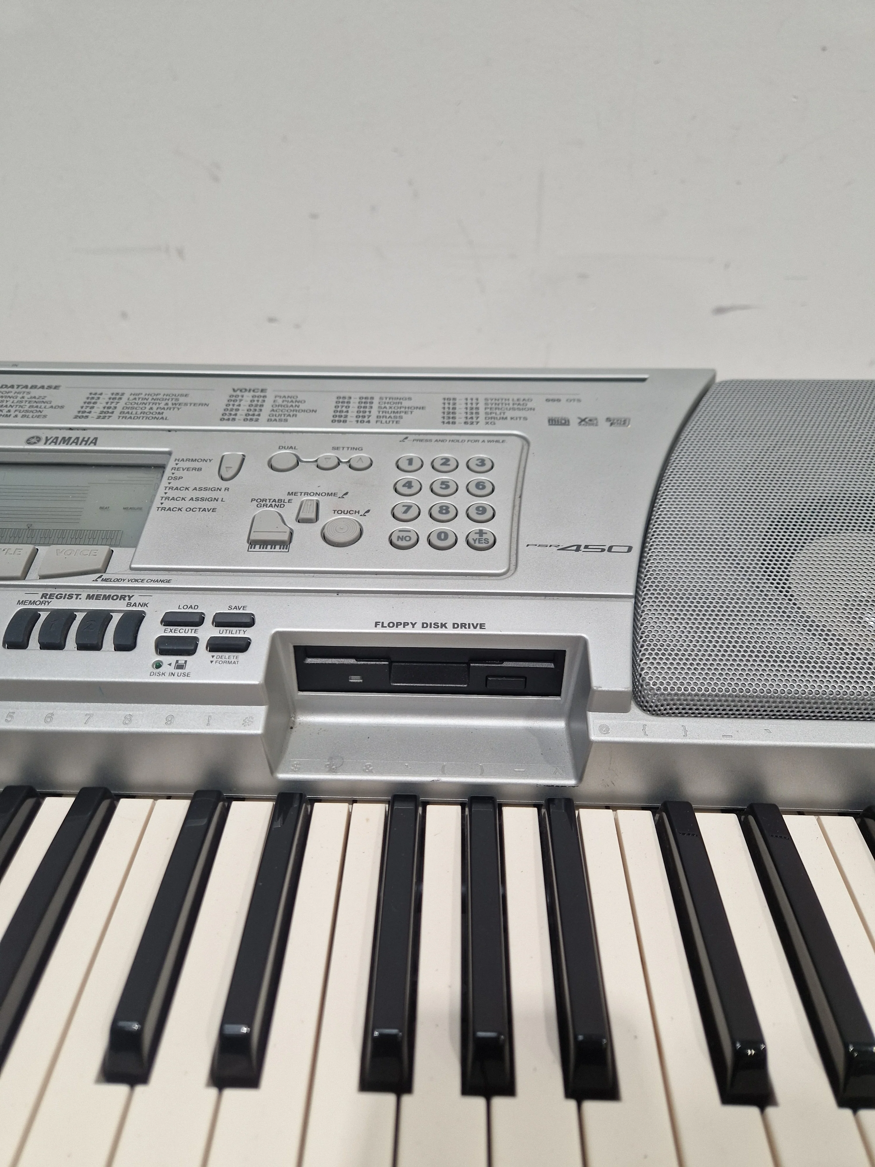 Yamaha Psr450 Keyboard - 61 Keys, Built-in Speakers - Fair - Image 5