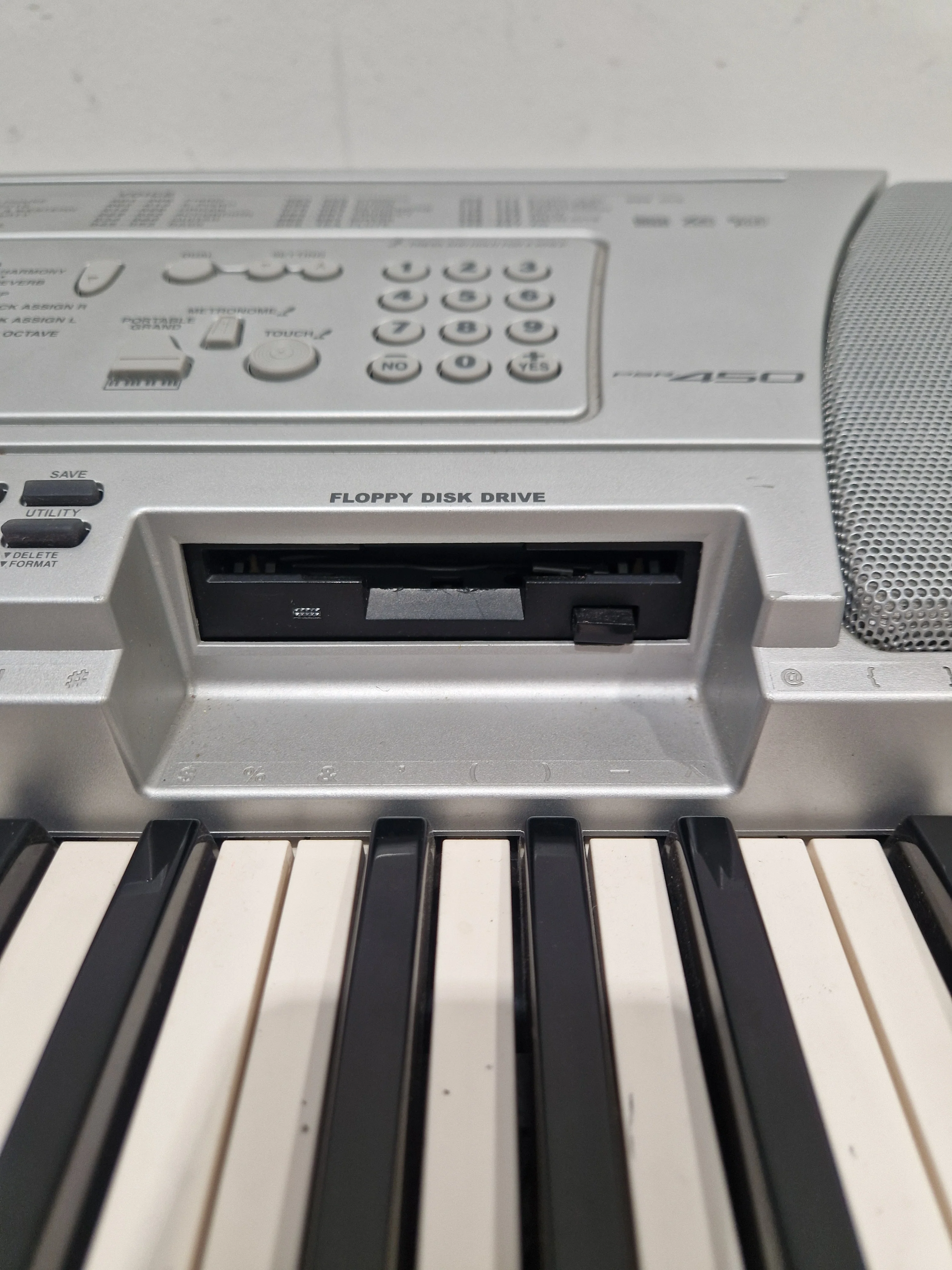 Yamaha Psr450 Keyboard - 61 Keys, Portable Design - Spares or Repair - Image 4