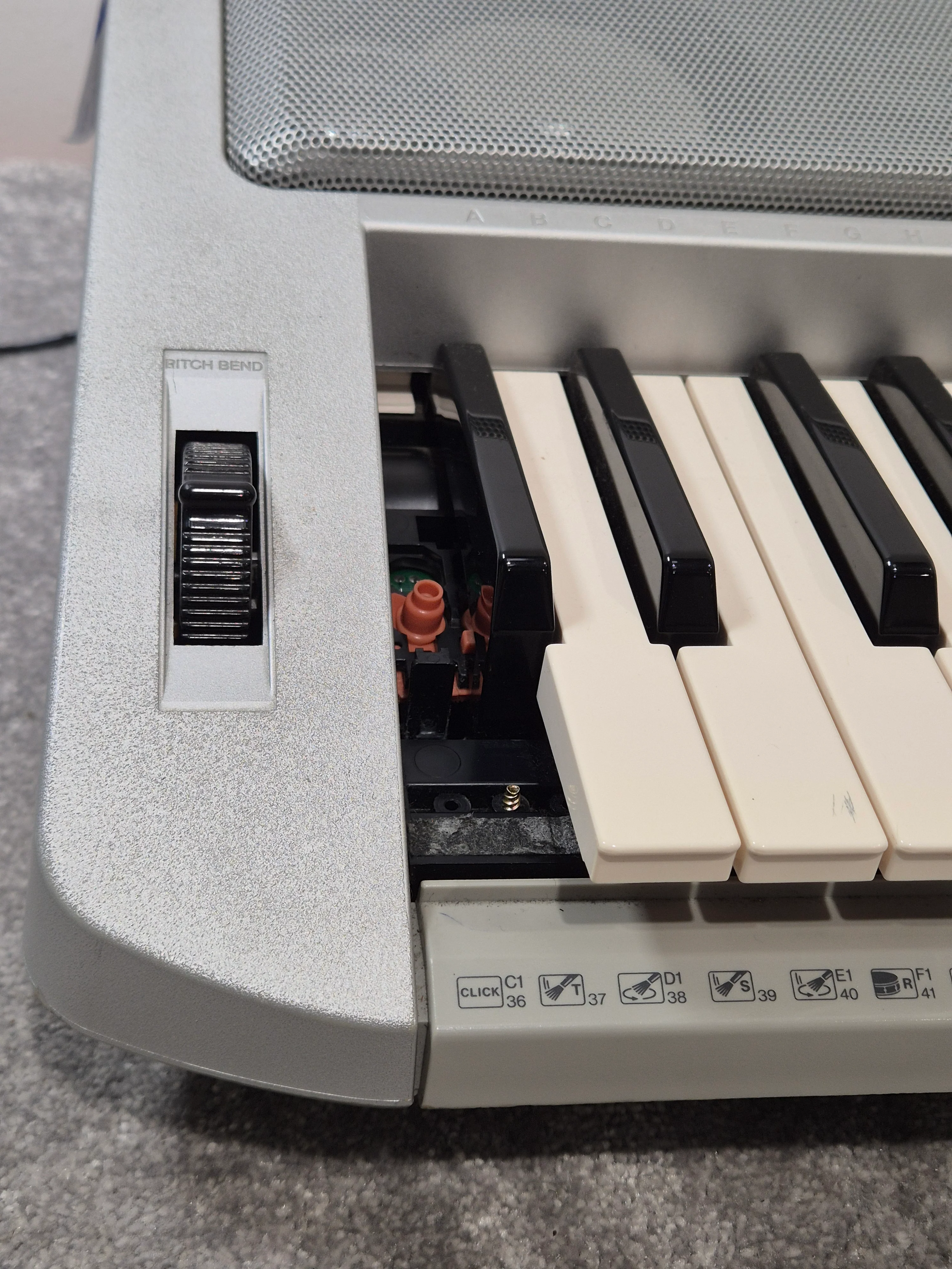 Yamaha PSR450 Keyboard - 61 Keys, Portable - Fair - Image 2