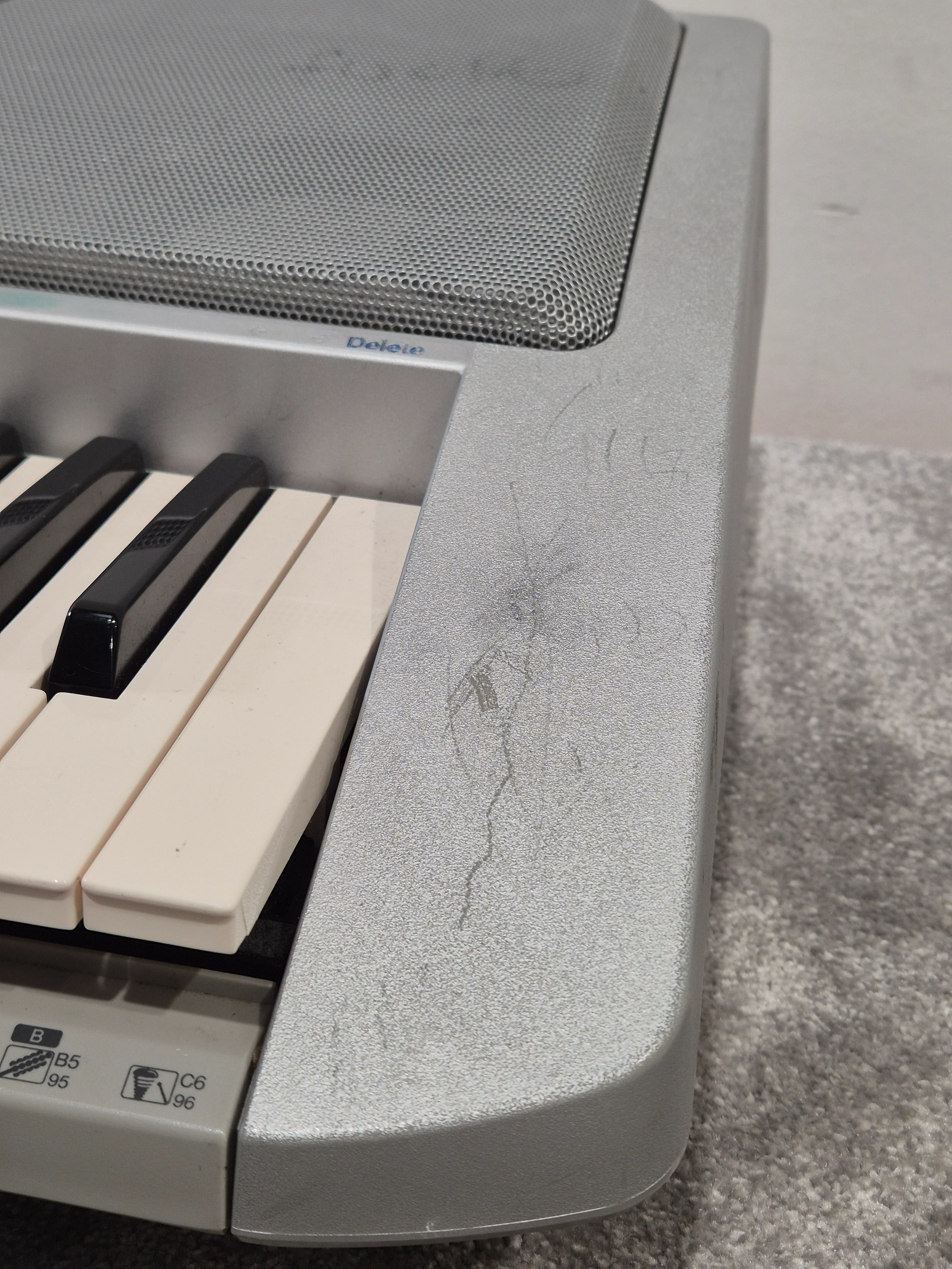 Yamaha PSR450 Keyboard - 61 Keys, Portable - Fair - Image 3