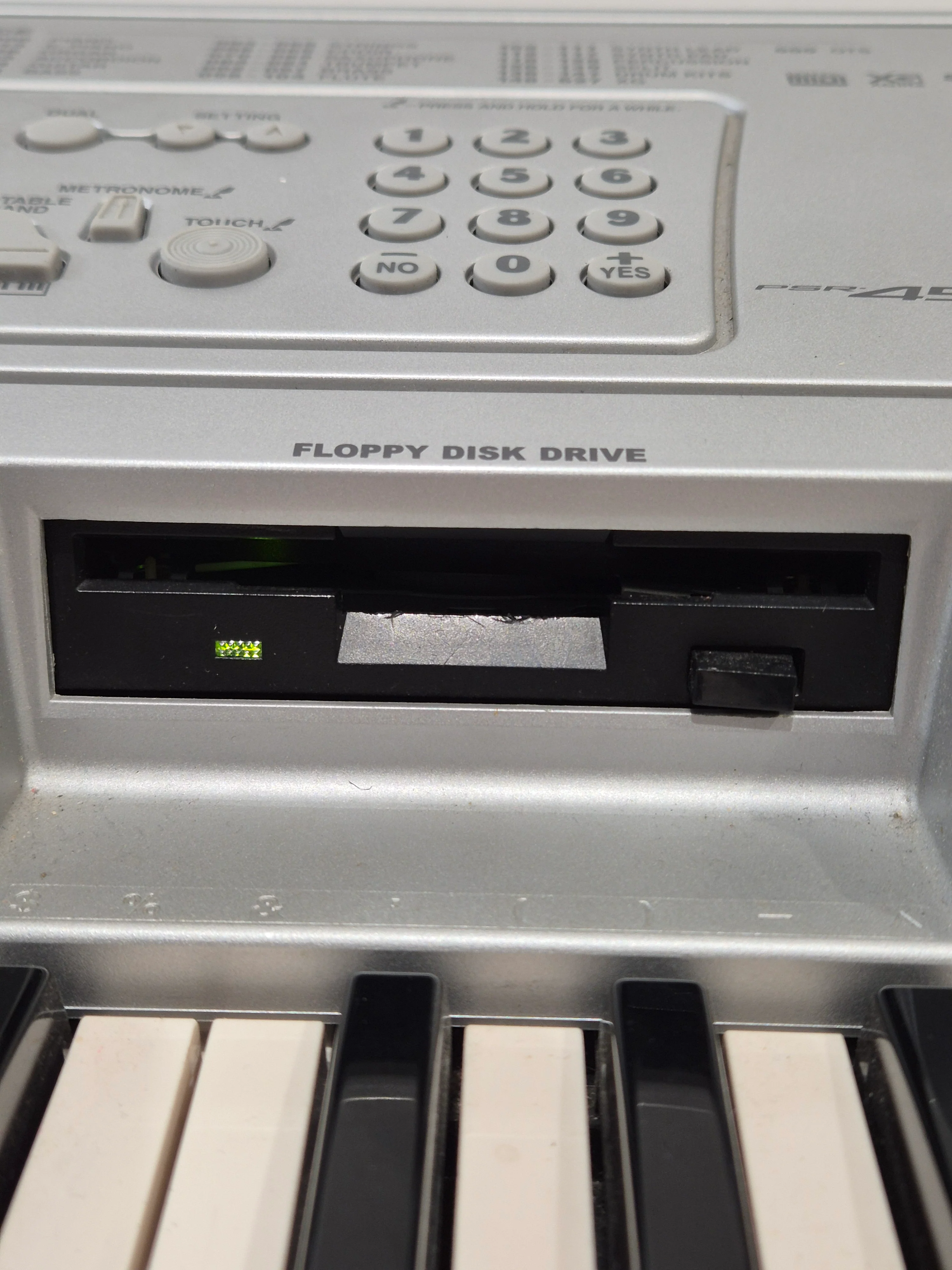 Yamaha PSR450 Keyboard - 61 Keys, Portable - Fair - Image 4