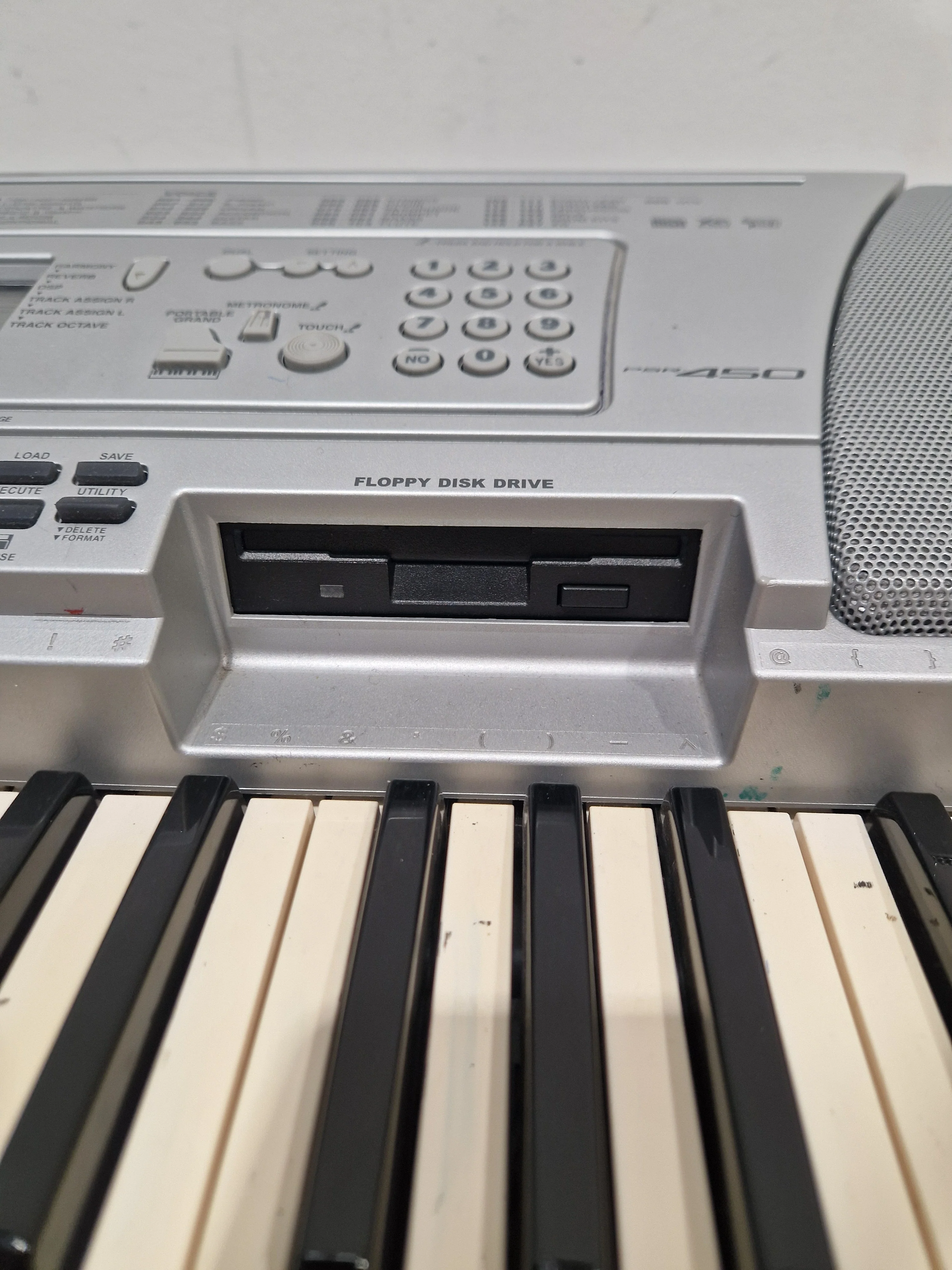 Yamaha Psr450 Keyboard - 61 Keys, Touch Sensitive - Spares or Repair - Image 9