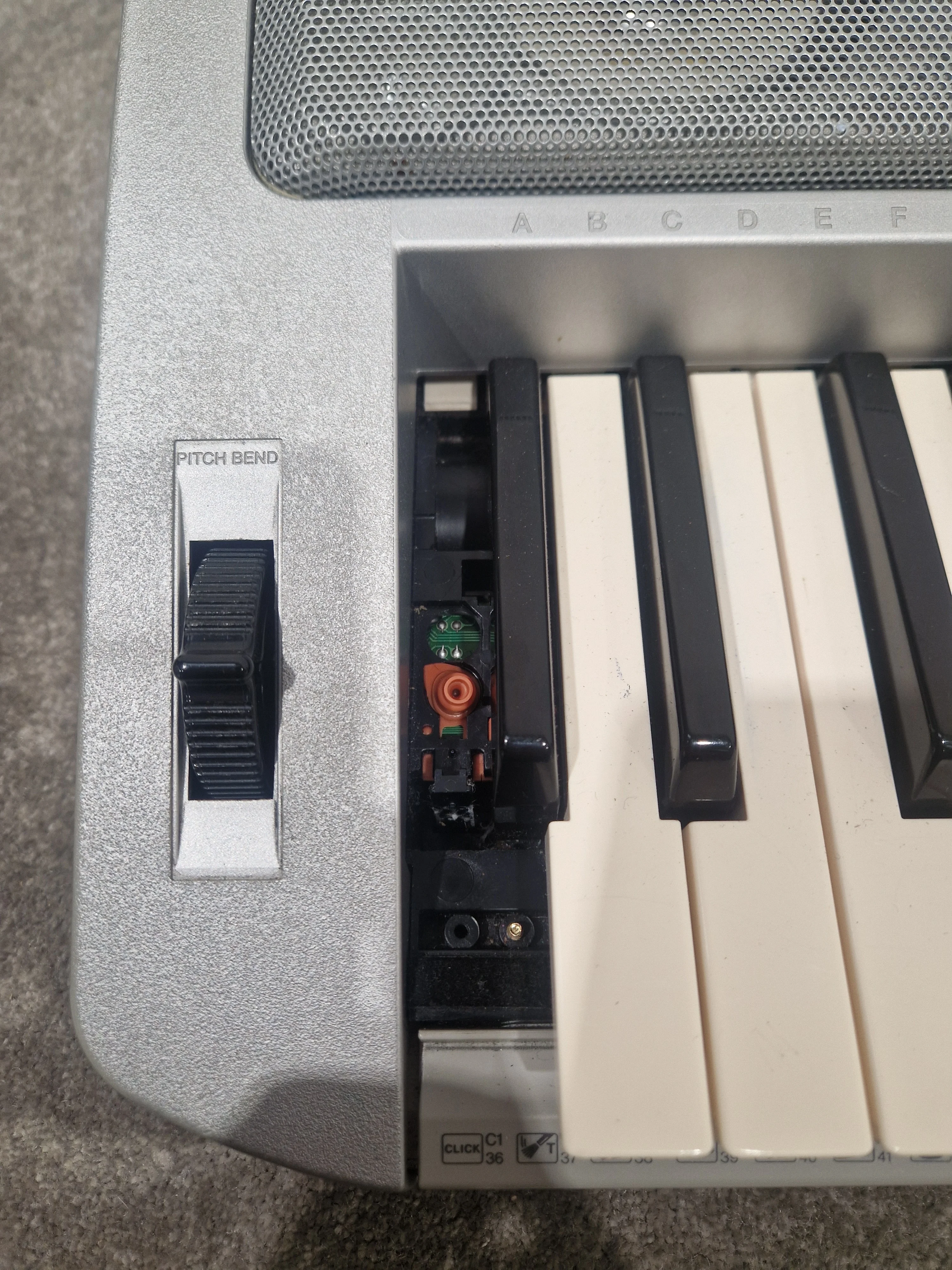 Yamaha Psr450 Keyboard - Portable Arranger, 61 Keys - Spares or Repair - Image 4