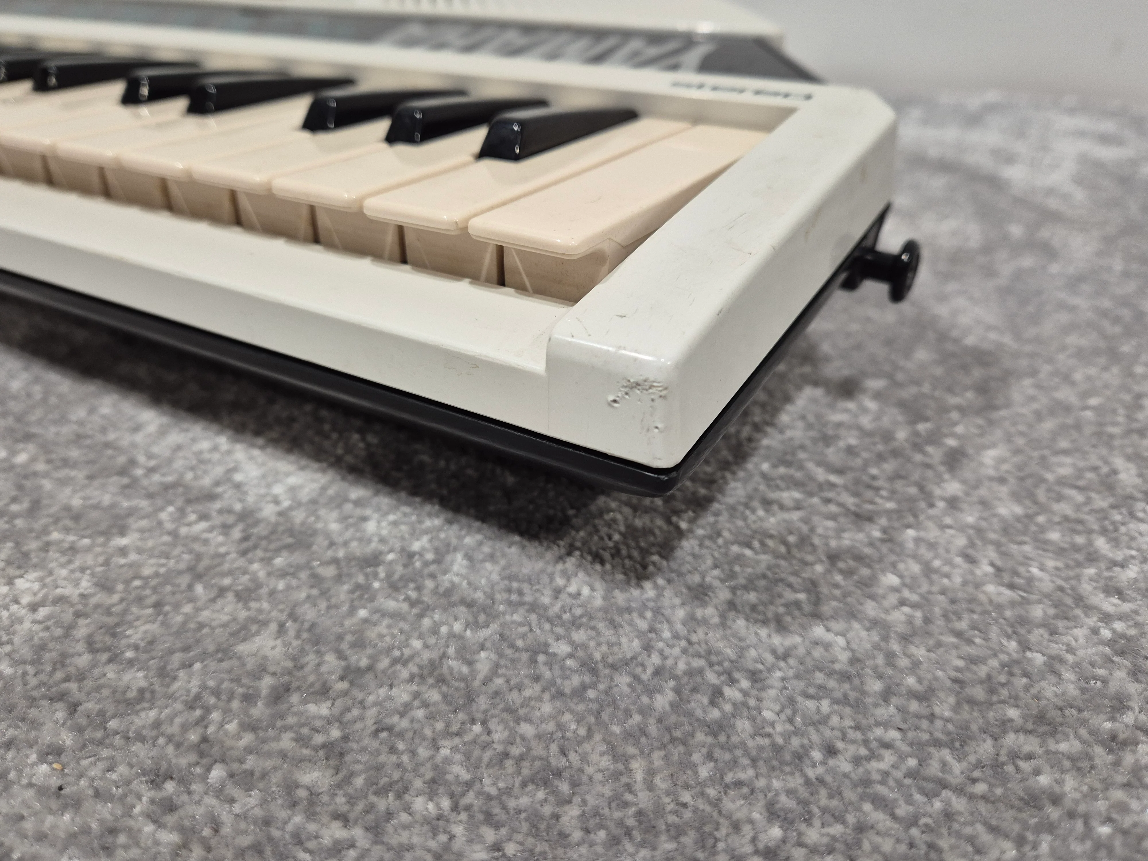 Yamaha SHS-200 - Digital Shoulder Electronic Keyboard w/ Hard Case - Image 10