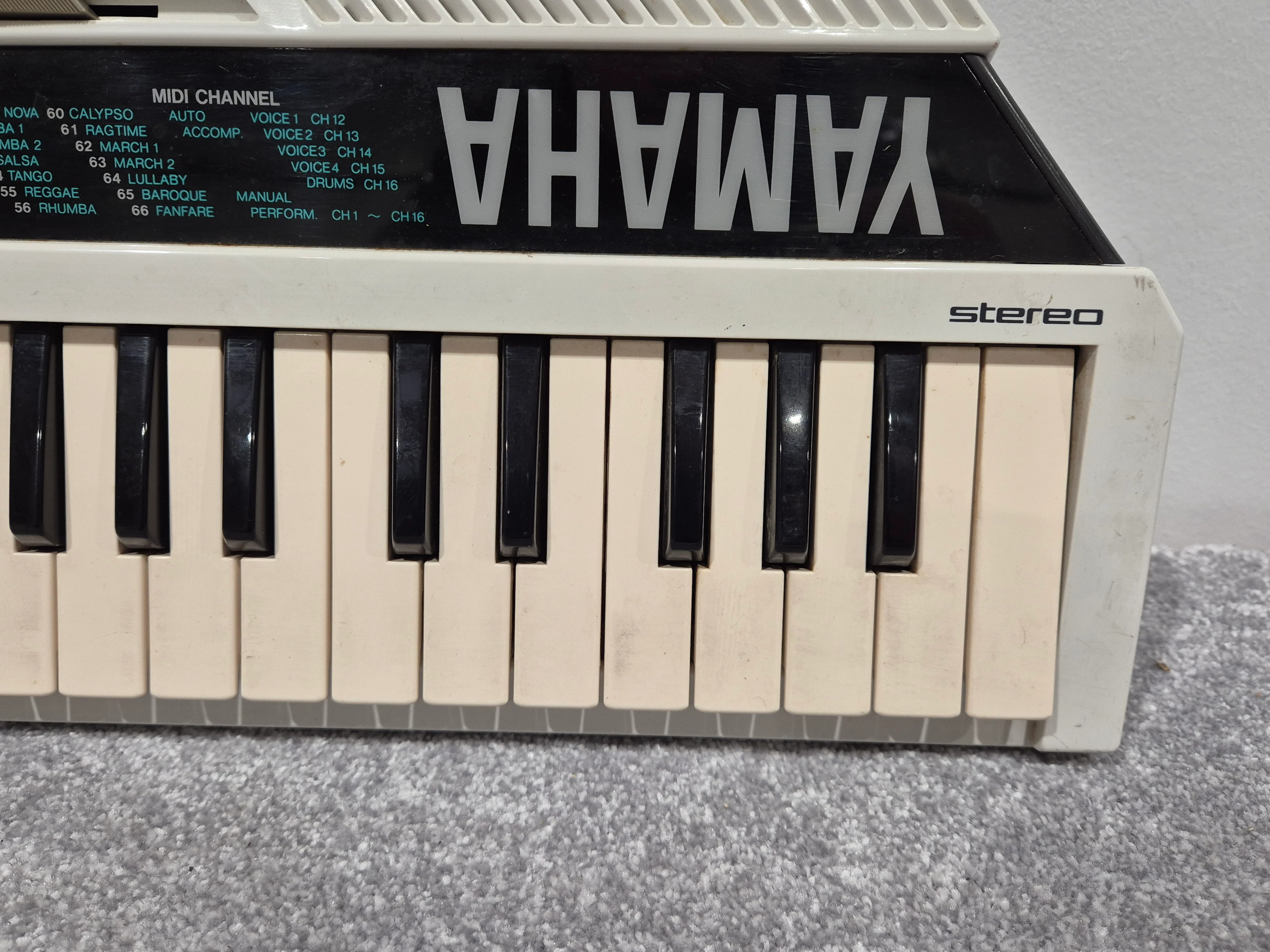Yamaha SHS-200 - Digital Shoulder Electronic Keyboard w/ Hard Case - Image 2