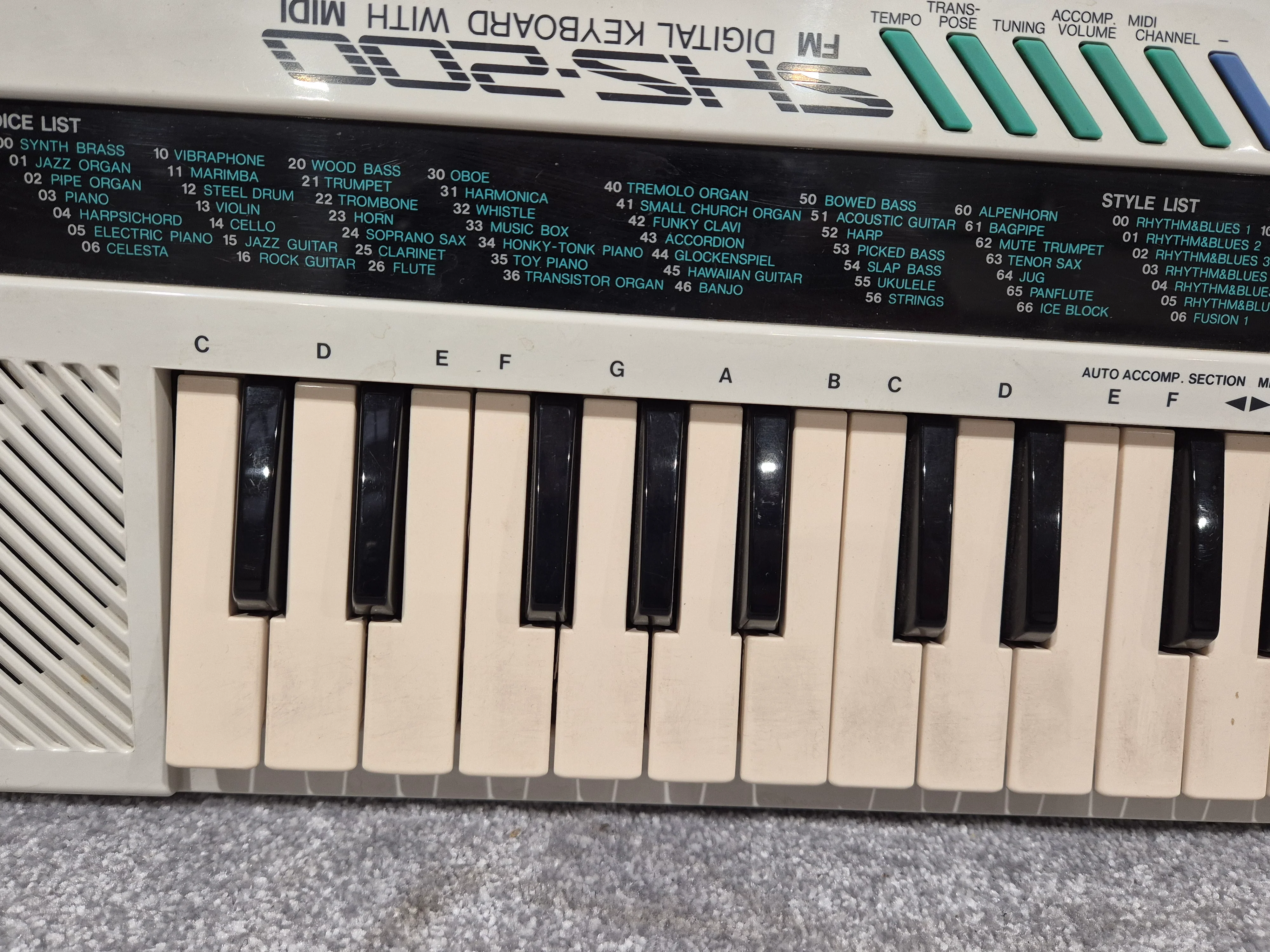 Yamaha SHS-200 - Digital Shoulder Electronic Keyboard w/ Hard Case - Image 4