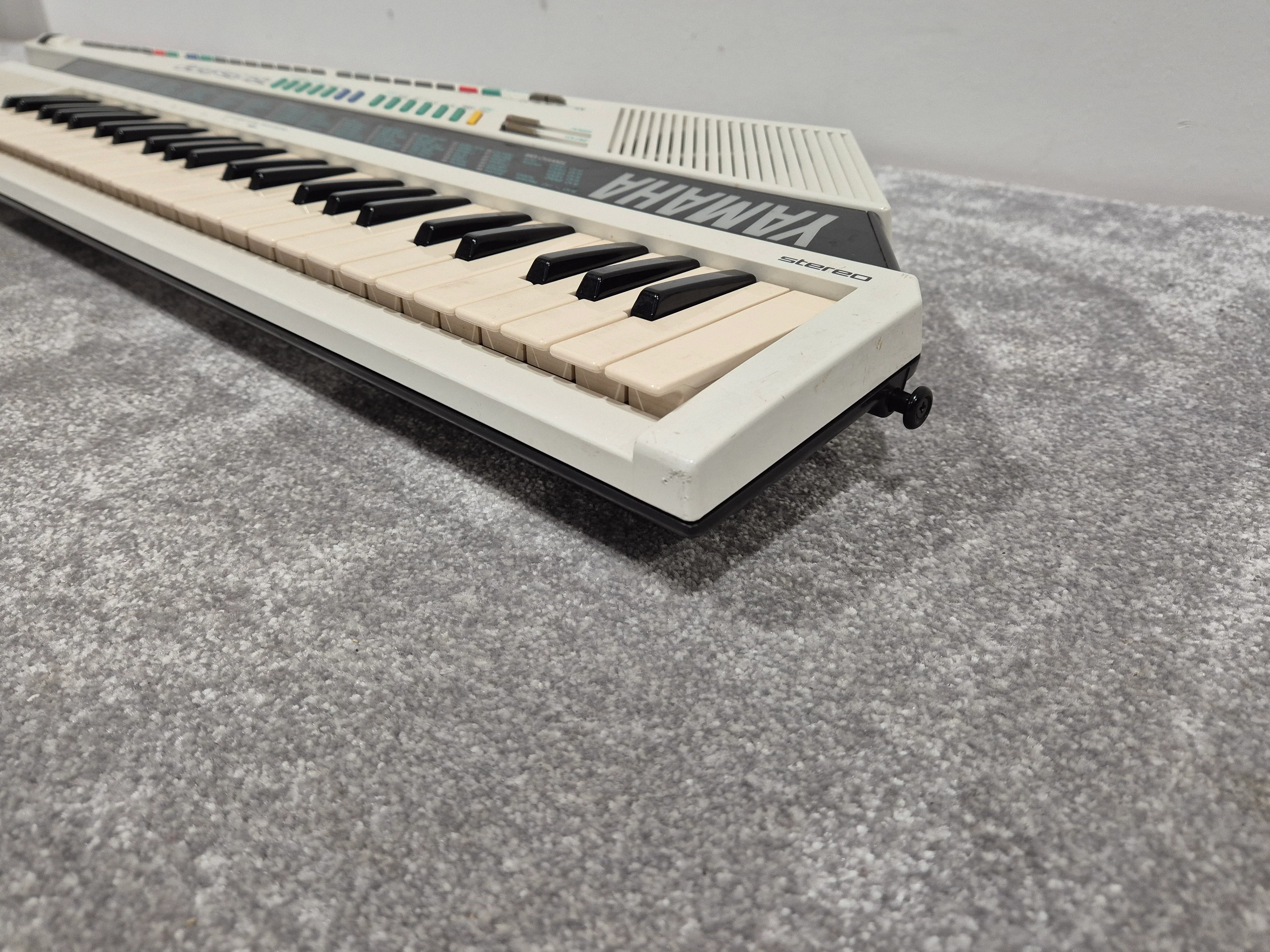 Yamaha SHS-200 - Digital Shoulder Electronic Keyboard w/ Hard Case - Image 9