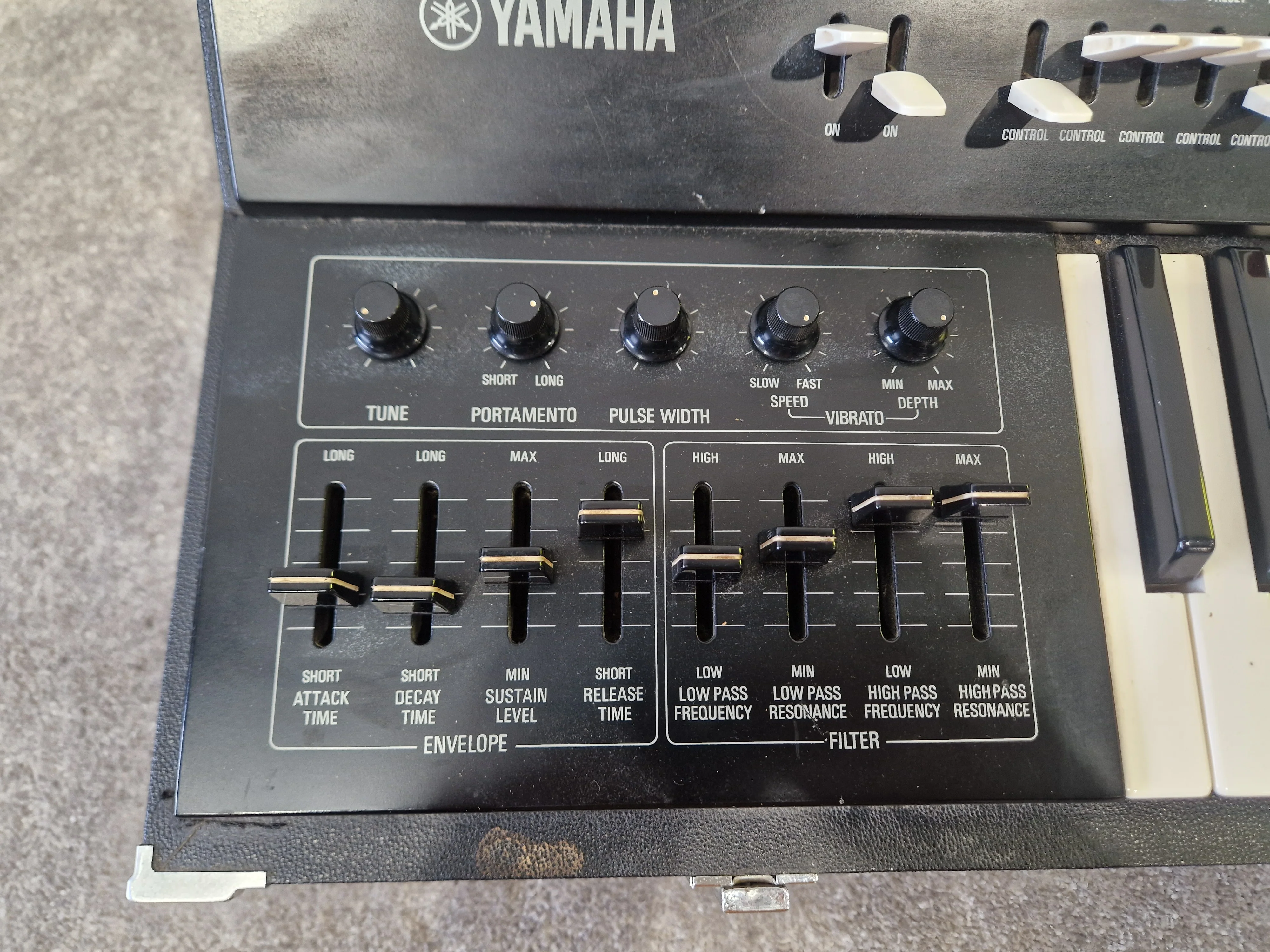 Yamaha SY-2 – Monophonic Analog Synth – Aftertouch Keyboard – Very Good Vintage w/ Case + Legs - Image 10