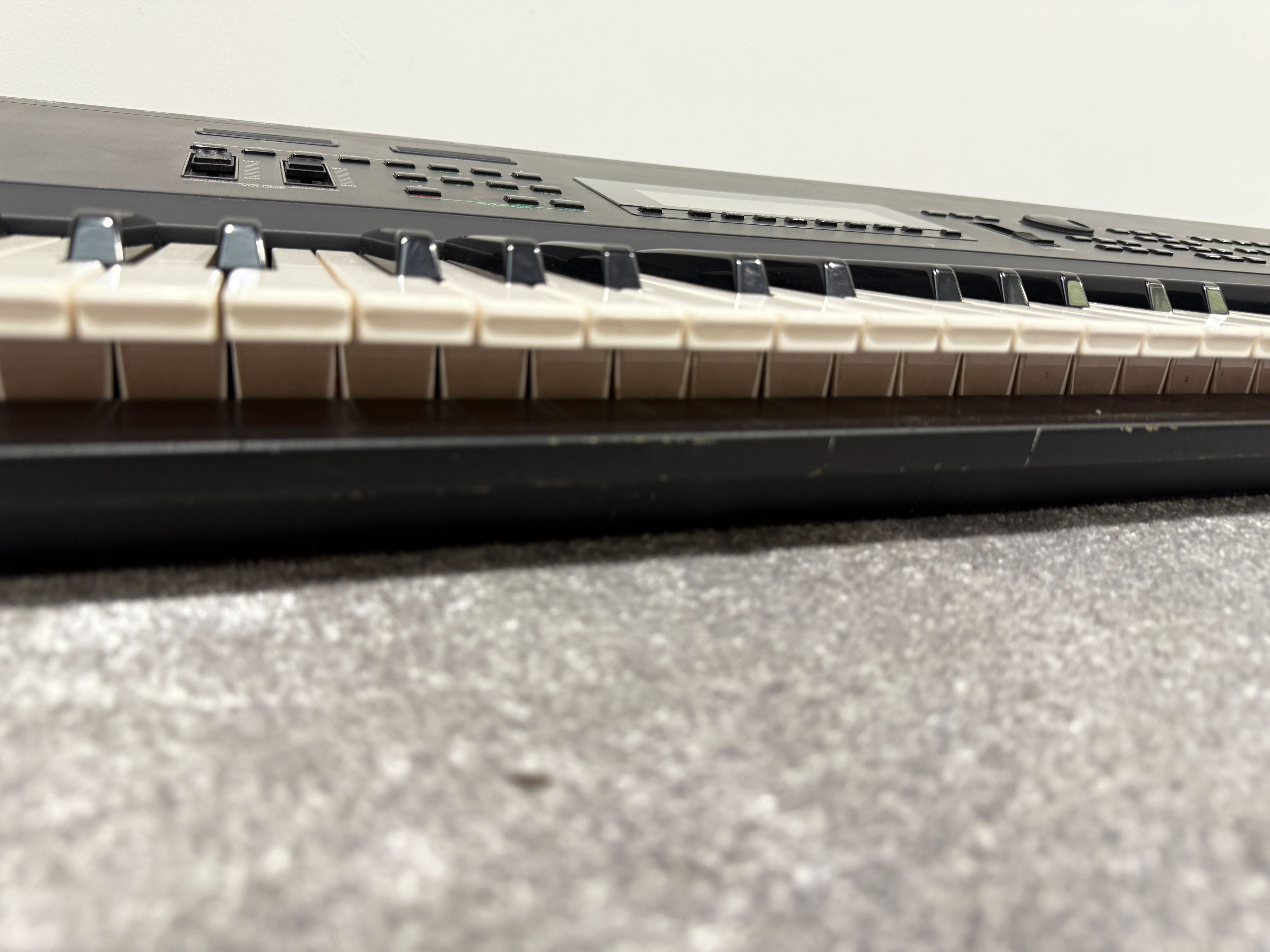 Yamaha SY99 Keyboard Synthesiser - Image 12