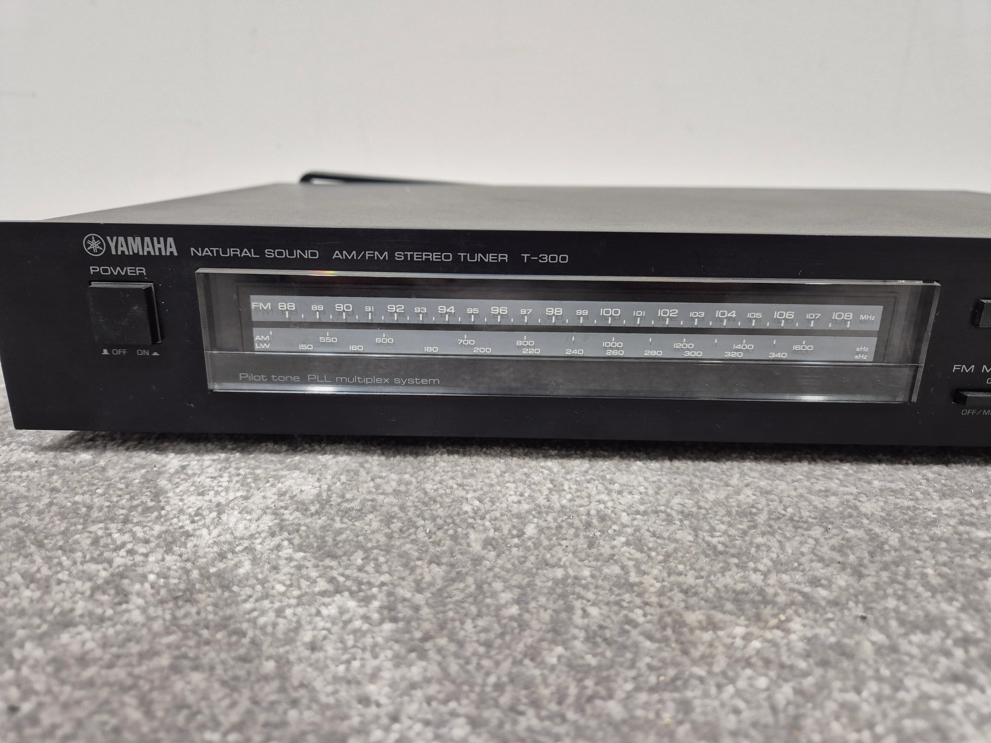Yamaha T-300 - 1983 AM/FM Stereo Tuner - Vintage Audio Excellence - Excellent w/ Power Supply & Tuner aerial and cables - Image 2