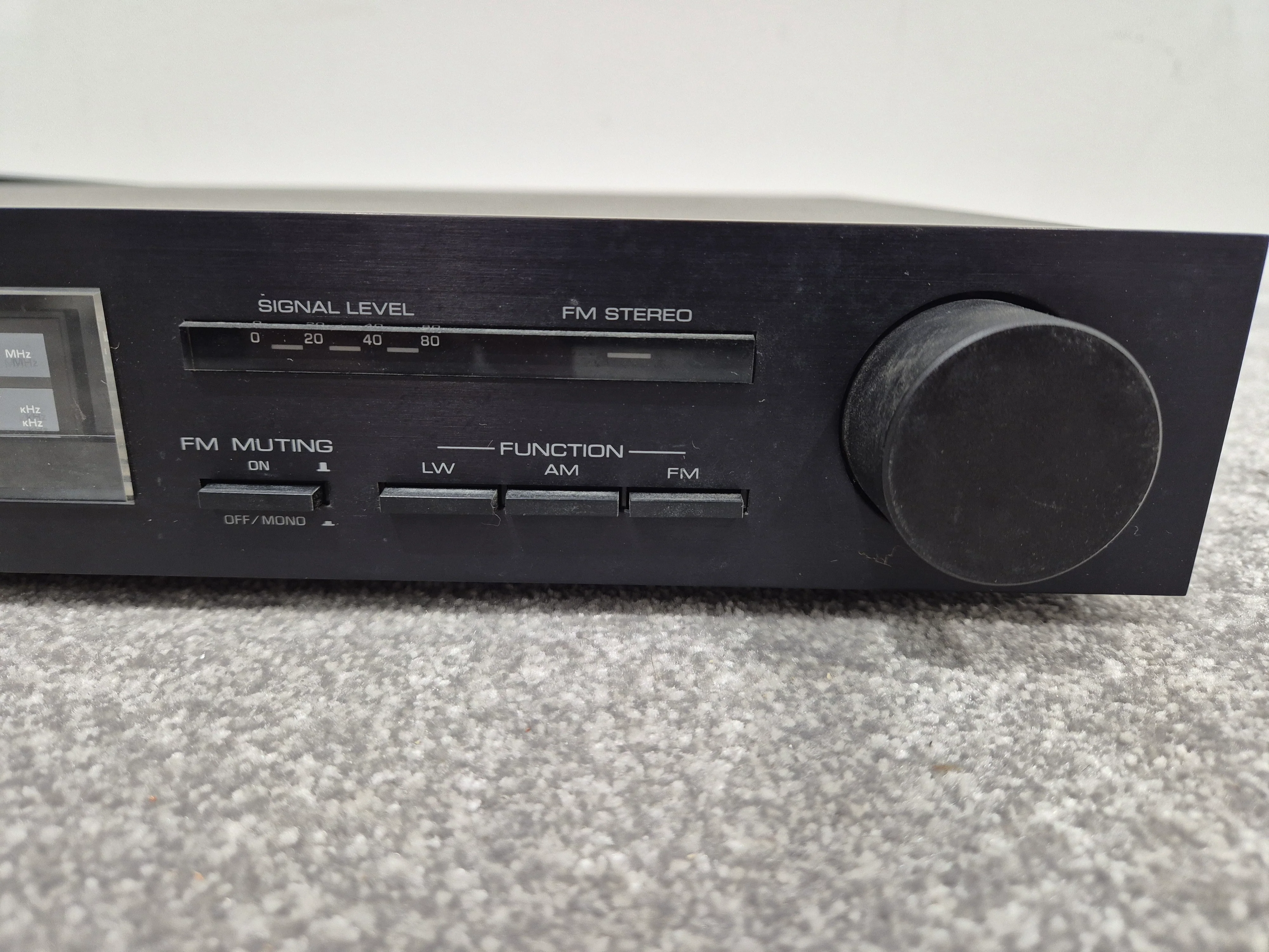 Yamaha T-300 - 1983 AM/FM Stereo Tuner - Vintage Audio Excellence - Excellent w/ Power Supply & Tuner aerial and cables - Image 3