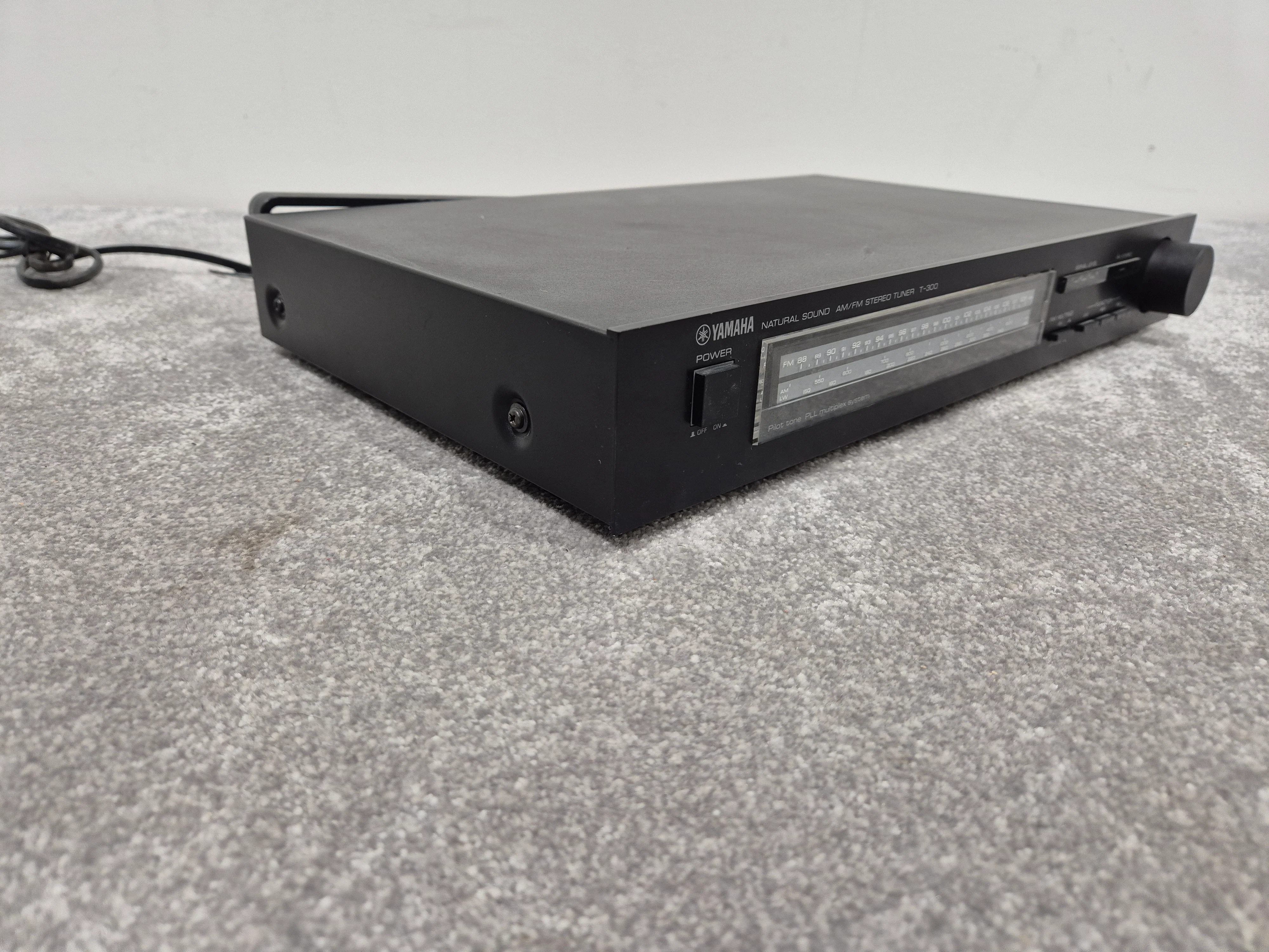 Yamaha T-300 - 1983 AM/FM Stereo Tuner - Vintage Audio Excellence - Excellent w/ Power Supply & Tuner aerial and cables - Image 4