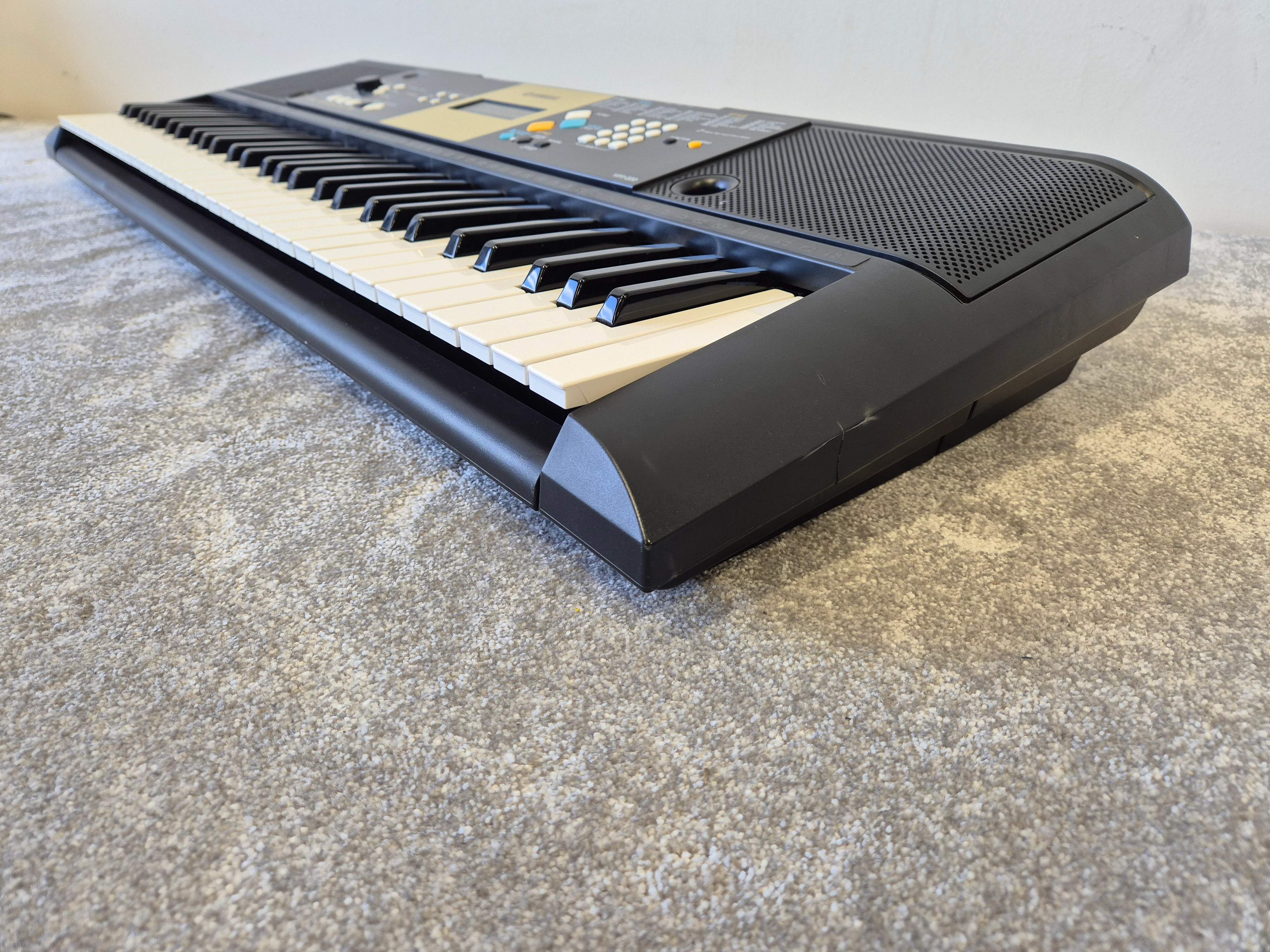 Yamaha YPT-220 - 61-key Musical Keyboard w/ Original Box - Image 13