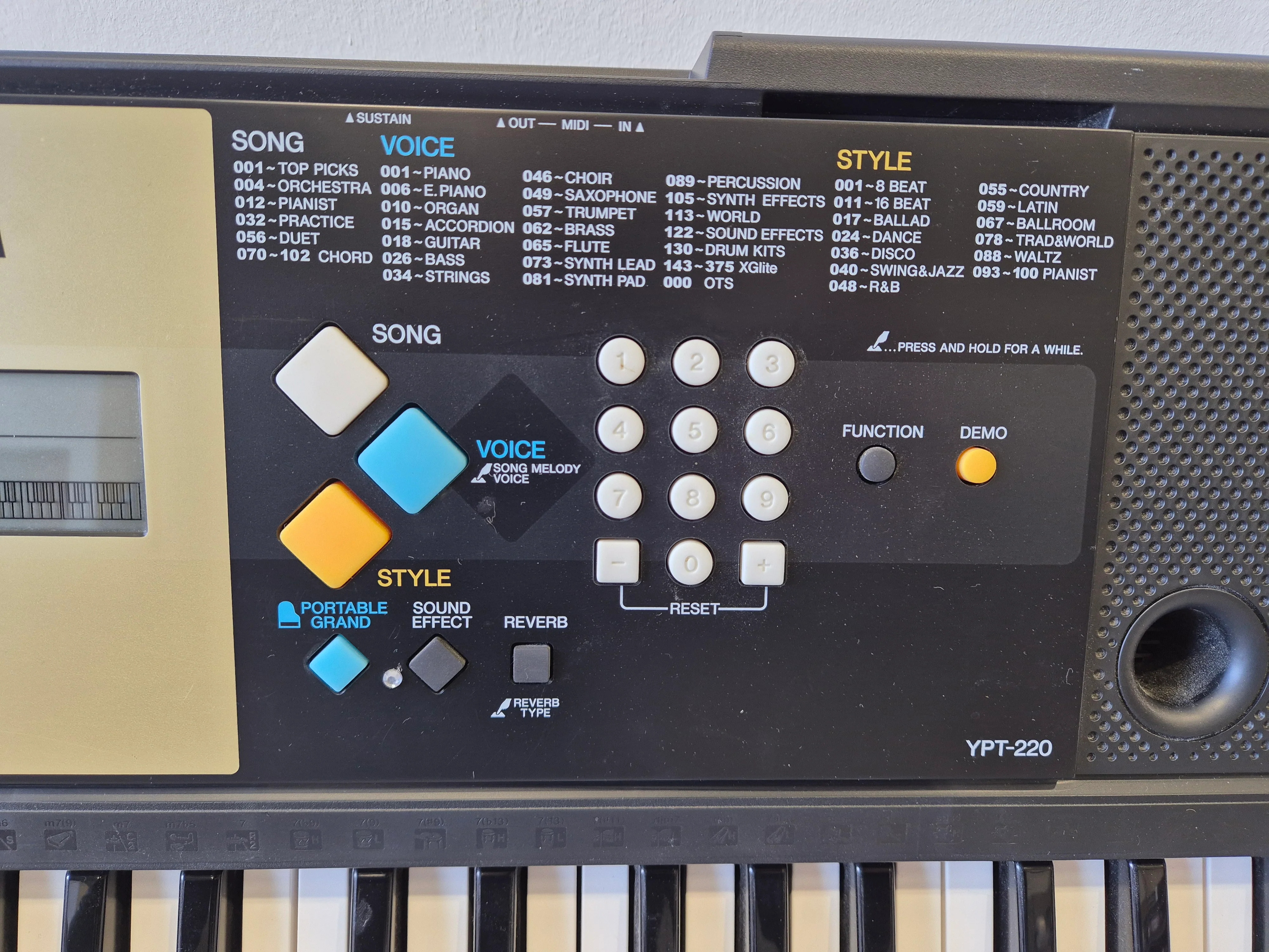 Yamaha YPT-220 - 61-key Musical Keyboard w/ Original Box - Image 3