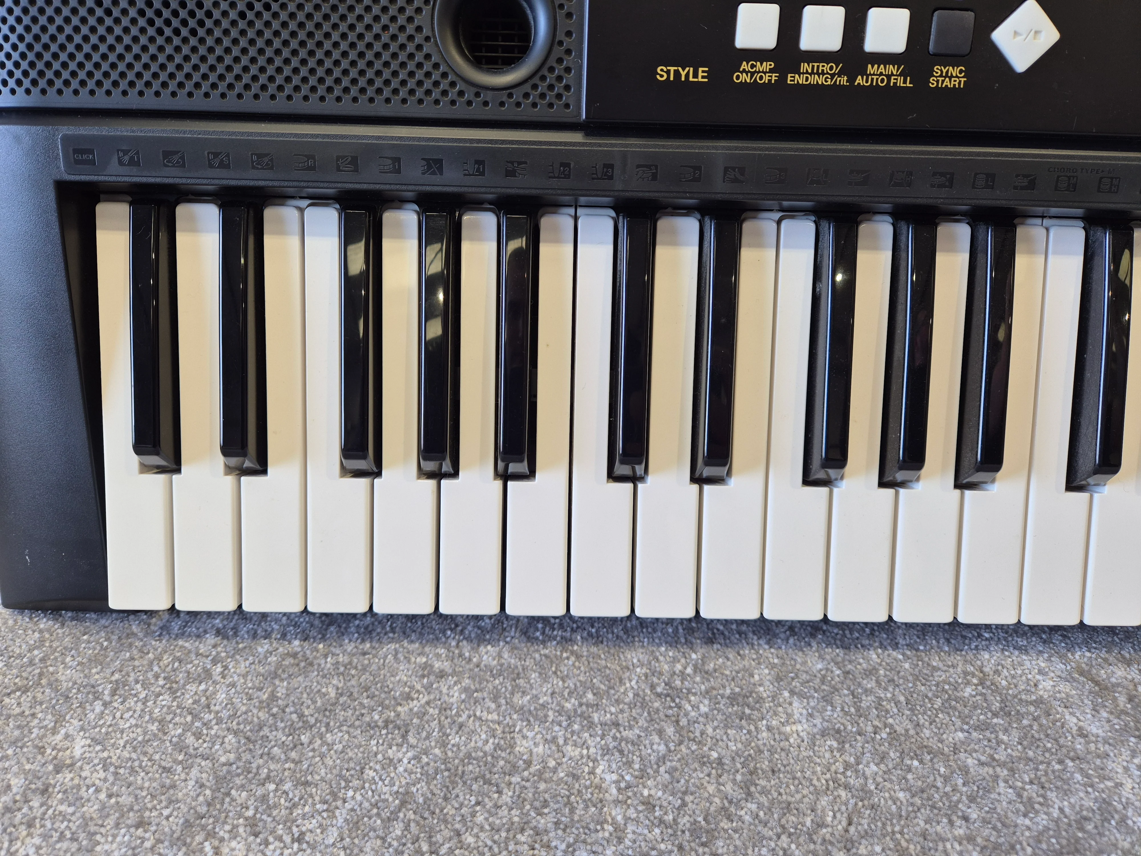 Yamaha YPT-220 - 61-key Musical Keyboard w/ Original Box - Image 5