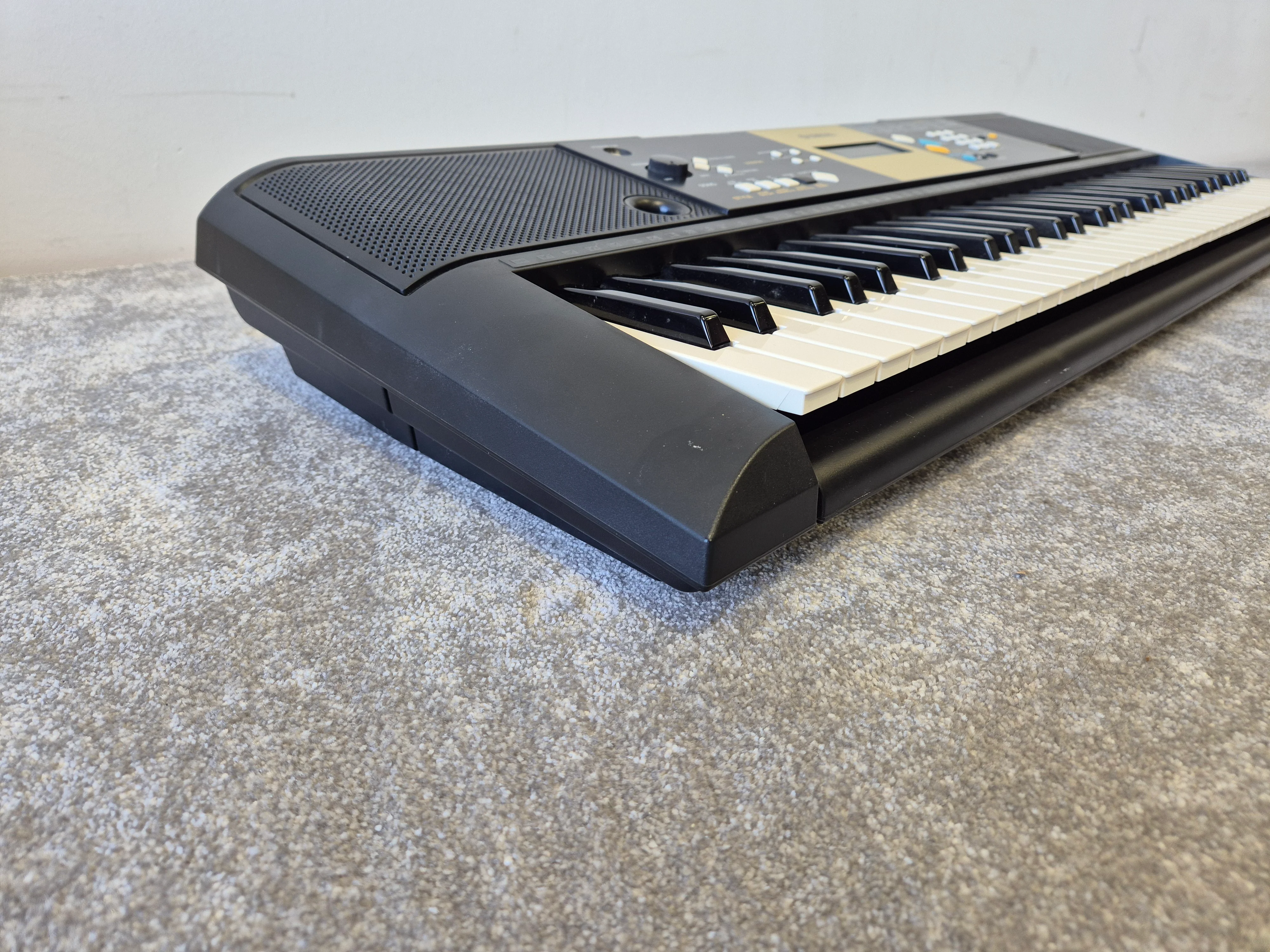 Yamaha YPT-220 - 61-key Musical Keyboard w/ Original Box - Image 8