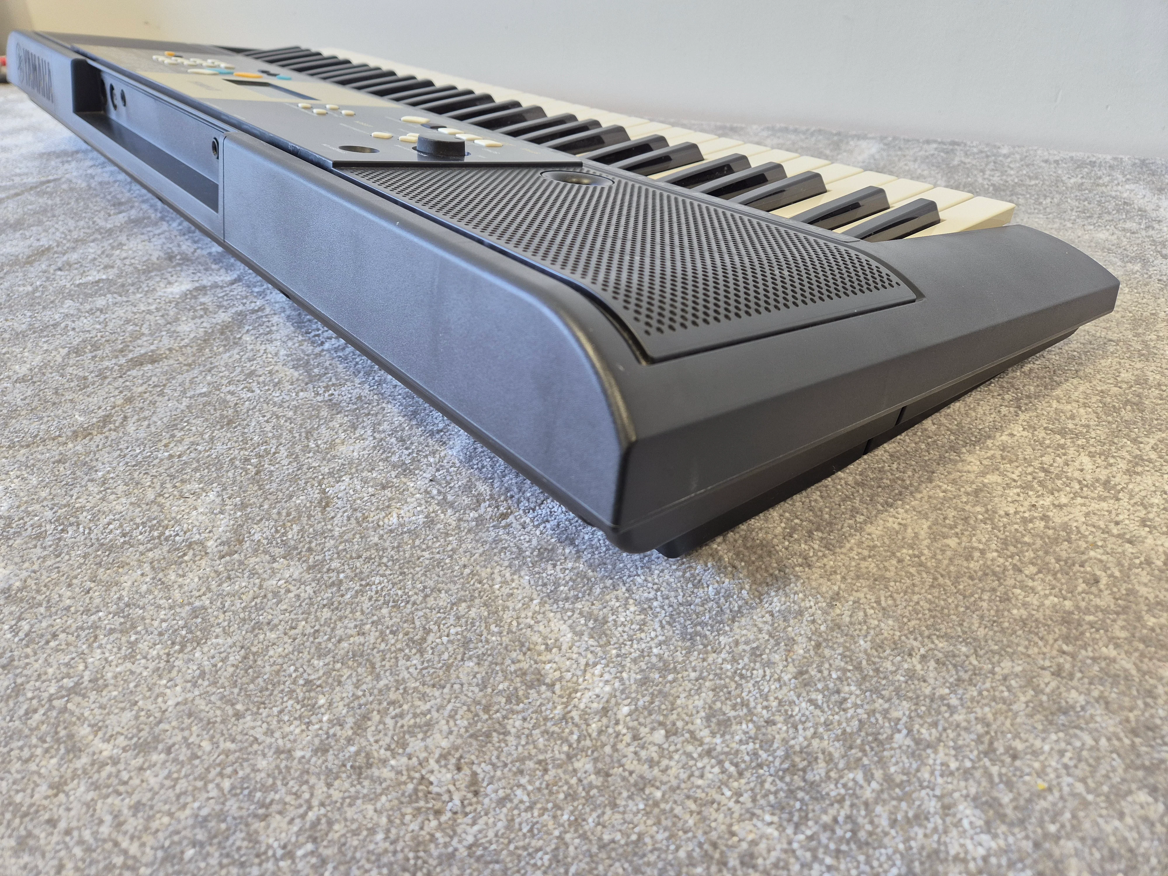 Yamaha YPT-220 - 61-key Musical Keyboard w/ Original Box - Image 9