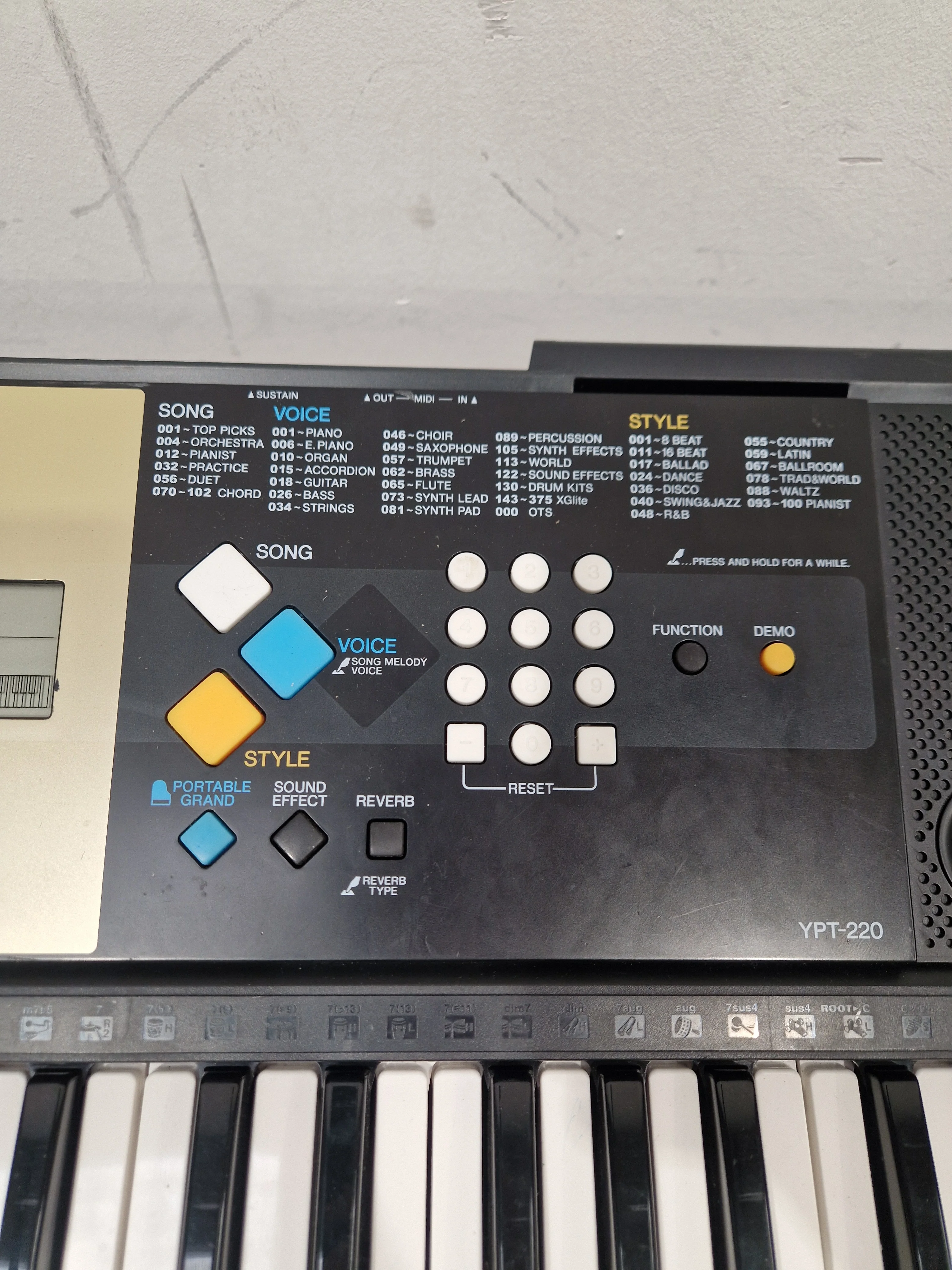 Yamaha Ypt-220 Keyboard - 61 Keys, Touch-Sensitive - Excellent - Image 3