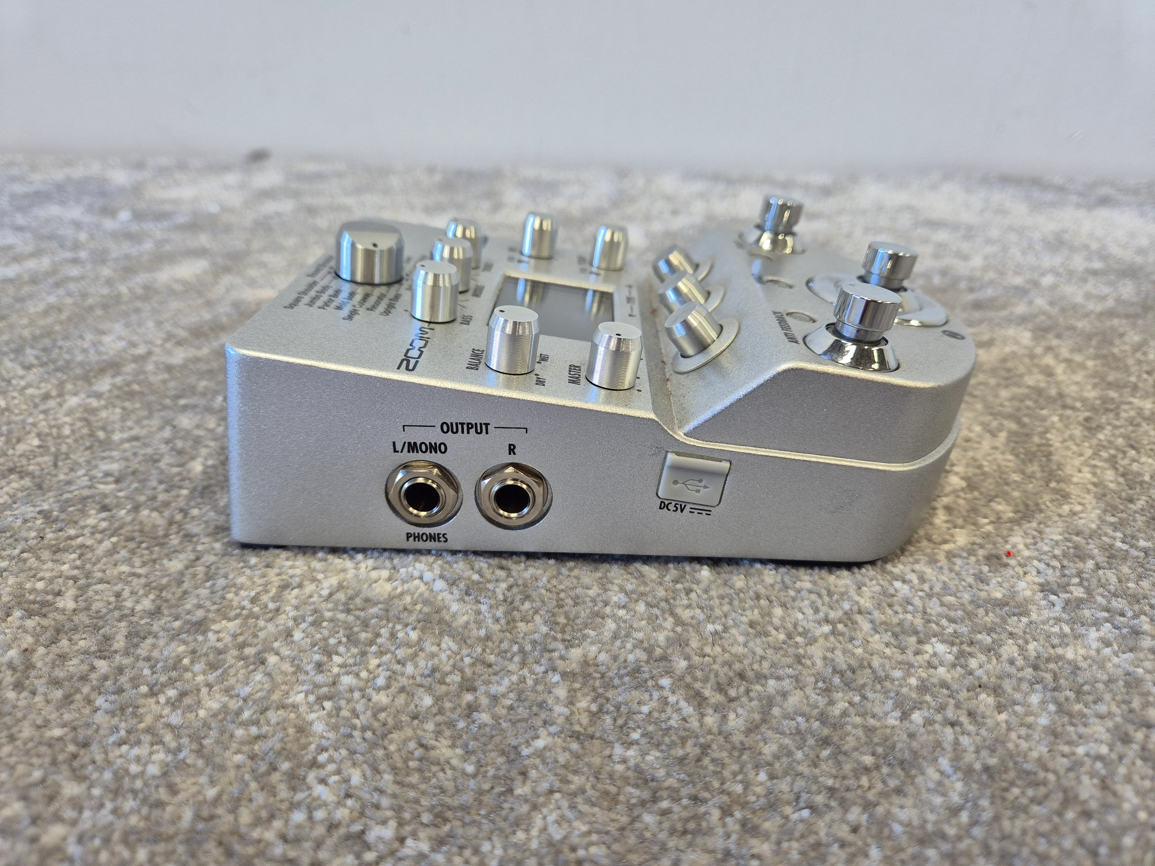 Zoom A3 Pre-Amp & Effects Pedal for Acoustic Guitar - Image 2